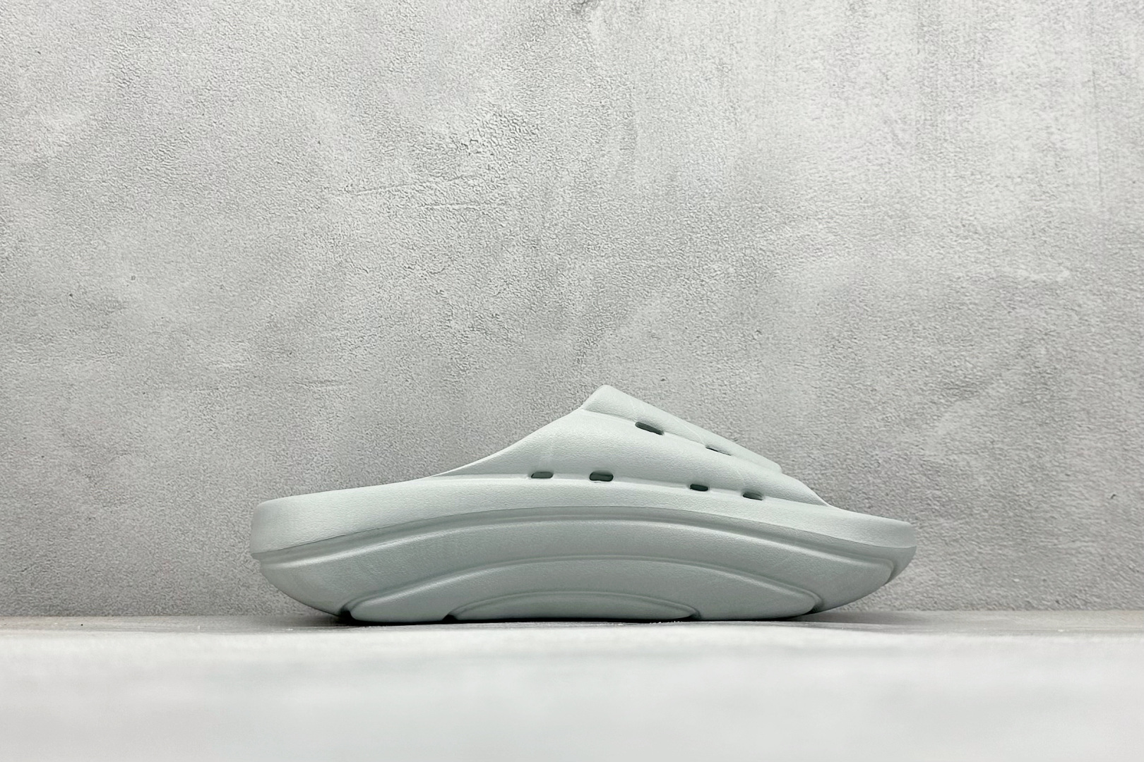 图片[2]-XD版UGG-舒适轻盈时尚女款涉水拖鞋 1979年 冲浪运动员布莱恩•史密斯（Brian Smith）买了一些澳大利亚生产的羊皮靴子带到美国 开始在纽约出售 而到了21世纪的今天 UGG品牌已经成为一种时尚、休闲和奢华生活方式的标志 成为全球高级时尚品牌 专注于提供能为顾客带来豪华舒适享受的产品 货号：1136880 尺码：36-40-选品中心