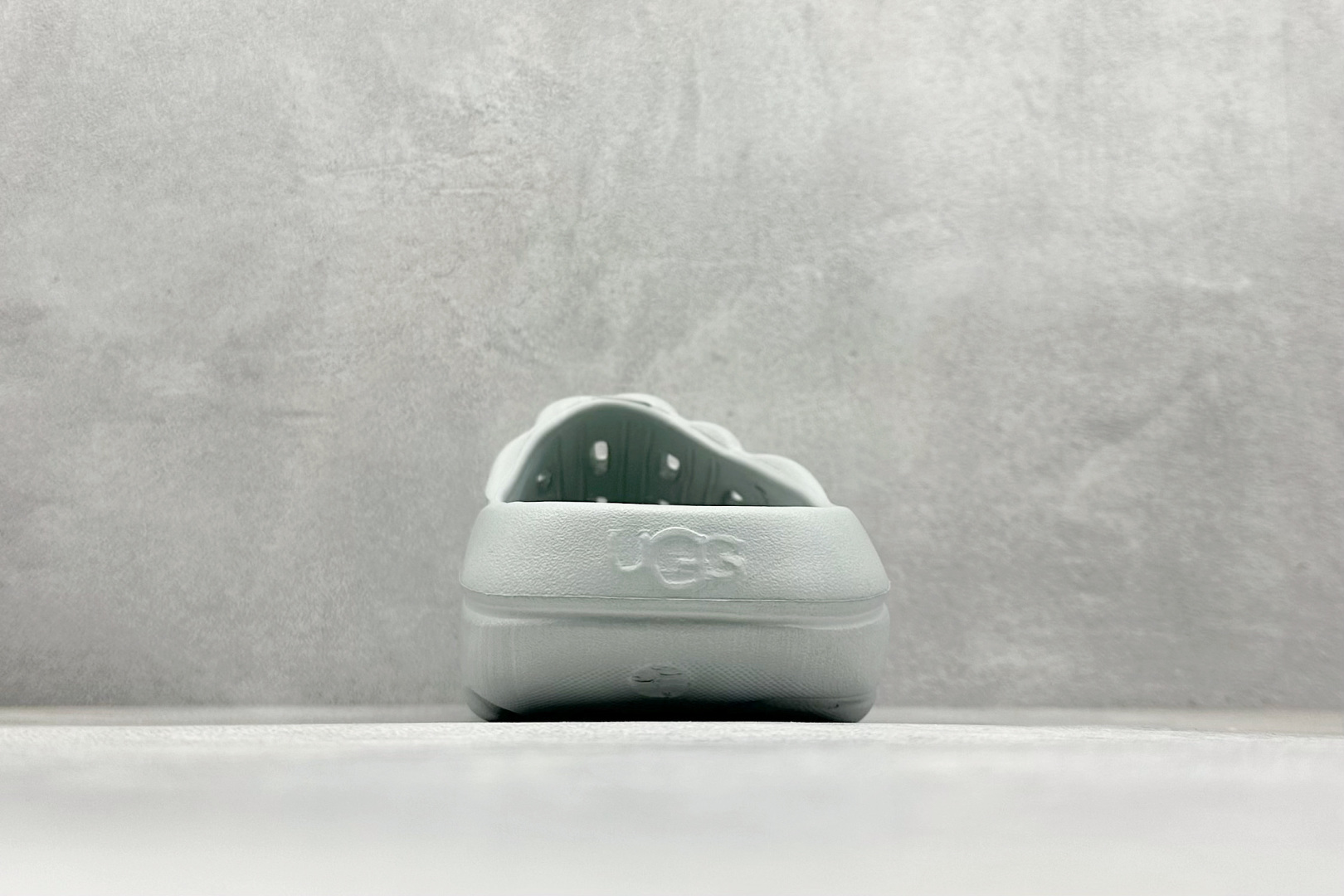 图片[6]-XD版UGG-舒适轻盈时尚女款涉水拖鞋 1979年 冲浪运动员布莱恩•史密斯（Brian Smith）买了一些澳大利亚生产的羊皮靴子带到美国 开始在纽约出售 而到了21世纪的今天 UGG品牌已经成为一种时尚、休闲和奢华生活方式的标志 成为全球高级时尚品牌 专注于提供能为顾客带来豪华舒适享受的产品 货号：1136880 尺码：36-40-选品中心