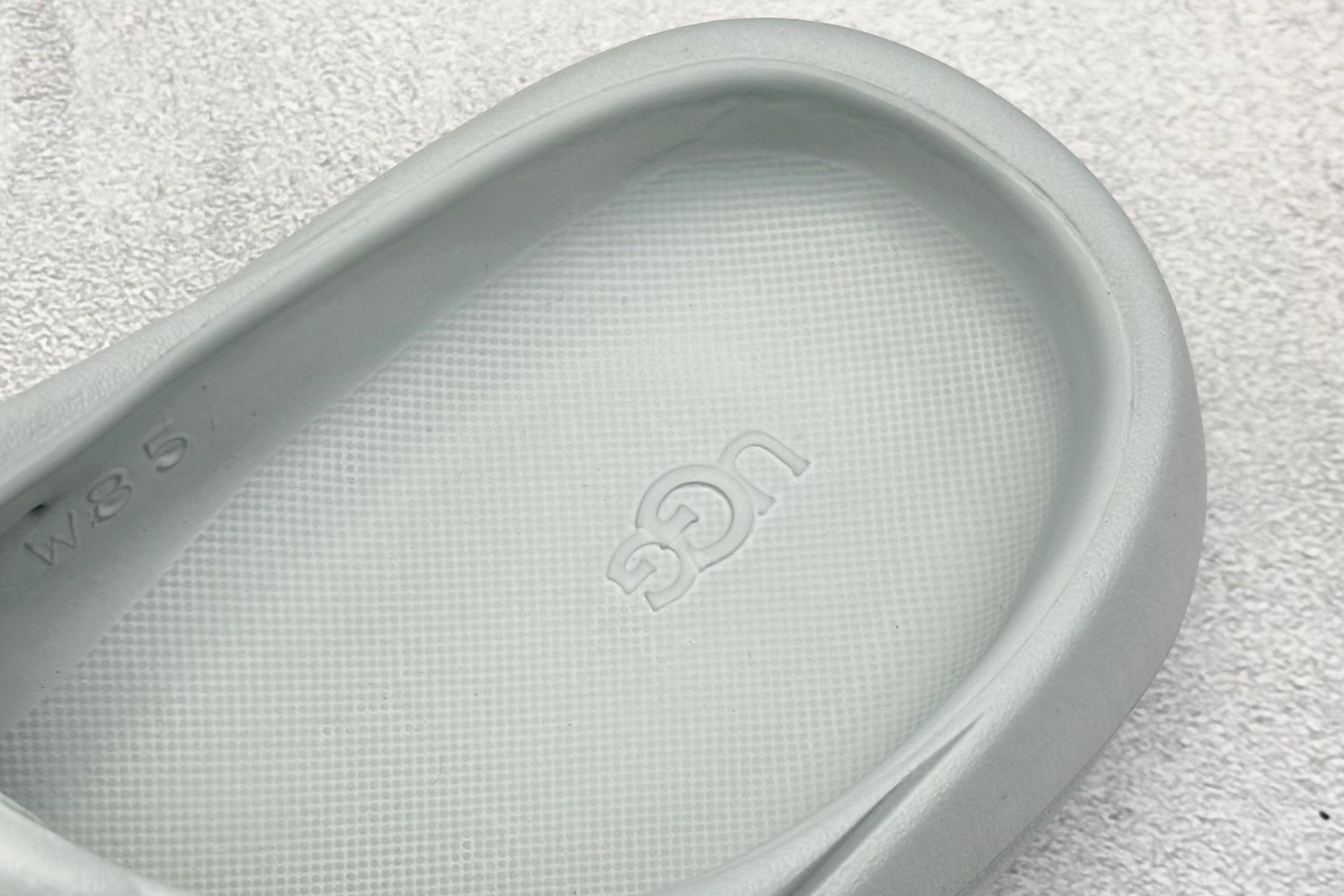 图片[8]-XD版UGG-舒适轻盈时尚女款涉水拖鞋 1979年 冲浪运动员布莱恩•史密斯（Brian Smith）买了一些澳大利亚生产的羊皮靴子带到美国 开始在纽约出售 而到了21世纪的今天 UGG品牌已经成为一种时尚、休闲和奢华生活方式的标志 成为全球高级时尚品牌 专注于提供能为顾客带来豪华舒适享受的产品 货号：1136880 尺码：36-40-选品中心