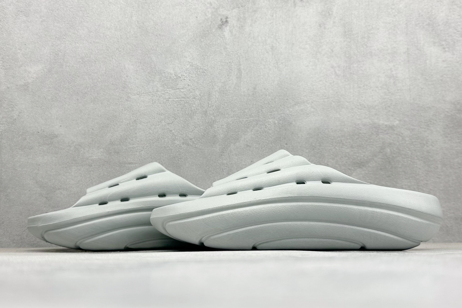 图片[5]-XD版UGG-舒适轻盈时尚女款涉水拖鞋 1979年 冲浪运动员布莱恩•史密斯（Brian Smith）买了一些澳大利亚生产的羊皮靴子带到美国 开始在纽约出售 而到了21世纪的今天 UGG品牌已经成为一种时尚、休闲和奢华生活方式的标志 成为全球高级时尚品牌 专注于提供能为顾客带来豪华舒适享受的产品 货号：1136880 尺码：36-40-选品中心