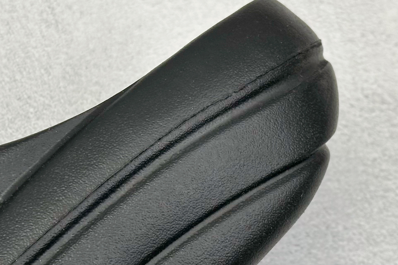 图片[9]-XD版UGG-舒适轻盈时尚女款涉水拖鞋 1979年 冲浪运动员布莱恩•史密斯（Brian Smith）买了一些澳大利亚生产的羊皮靴子带到美国 开始在纽约出售 而到了21世纪的今天 UGG品牌已经成为一种时尚、休闲和奢华生活方式的标志 成为全球高级时尚品牌 专注于提供能为顾客带来豪华舒适享受的产品 货号：1136880 尺码：36-40-选品中心