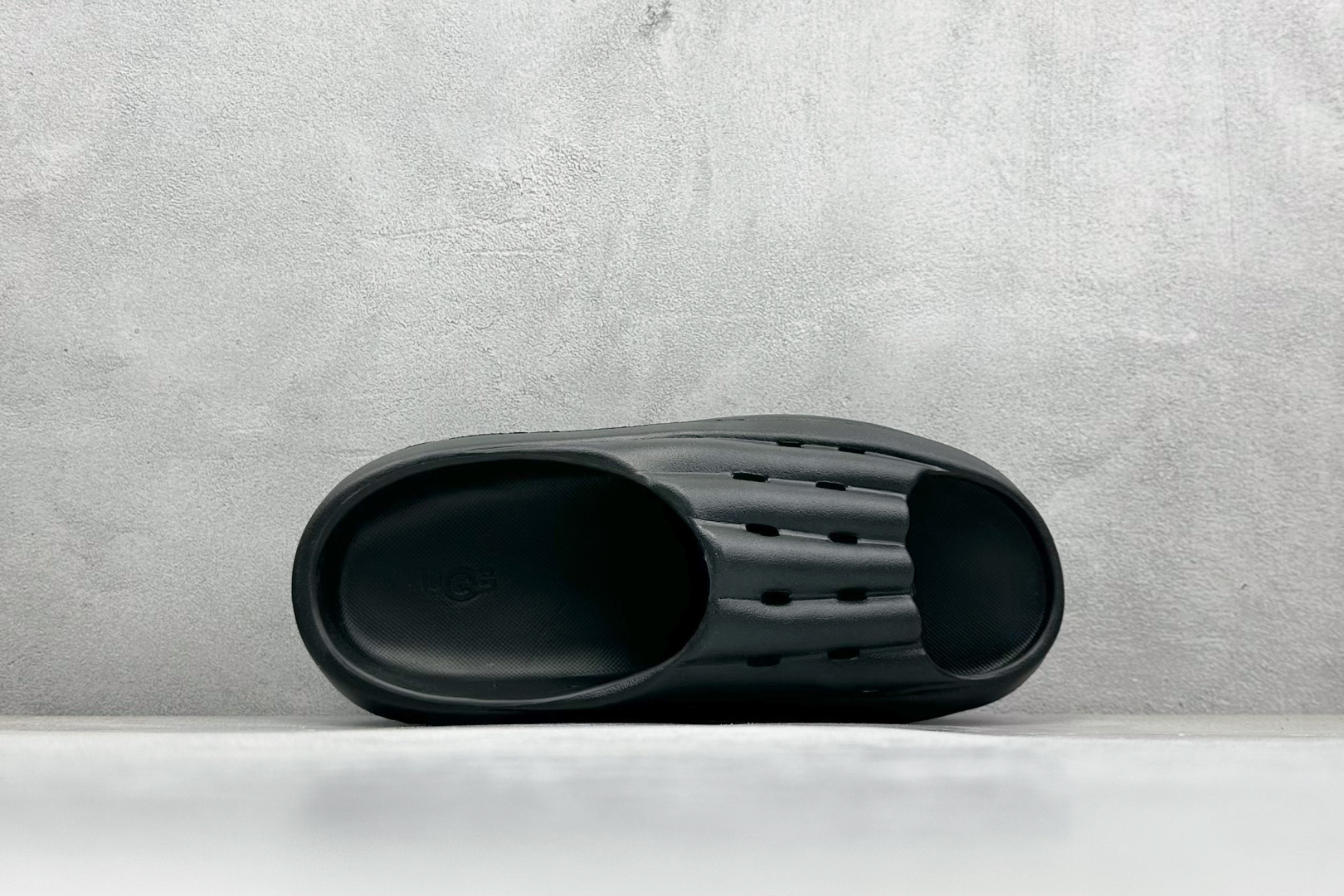 图片[3]-XD版UGG-舒适轻盈时尚女款涉水拖鞋 1979年 冲浪运动员布莱恩•史密斯（Brian Smith）买了一些澳大利亚生产的羊皮靴子带到美国 开始在纽约出售 而到了21世纪的今天 UGG品牌已经成为一种时尚、休闲和奢华生活方式的标志 成为全球高级时尚品牌 专注于提供能为顾客带来豪华舒适享受的产品 货号：1136880 尺码：36-40-选品中心