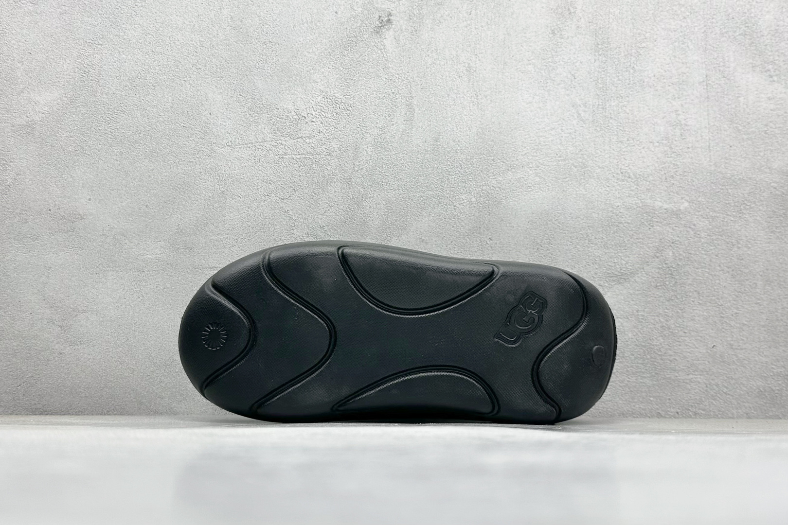 图片[4]-XD版UGG-舒适轻盈时尚女款涉水拖鞋 1979年 冲浪运动员布莱恩•史密斯（Brian Smith）买了一些澳大利亚生产的羊皮靴子带到美国 开始在纽约出售 而到了21世纪的今天 UGG品牌已经成为一种时尚、休闲和奢华生活方式的标志 成为全球高级时尚品牌 专注于提供能为顾客带来豪华舒适享受的产品 货号：1136880 尺码：36-40-选品中心