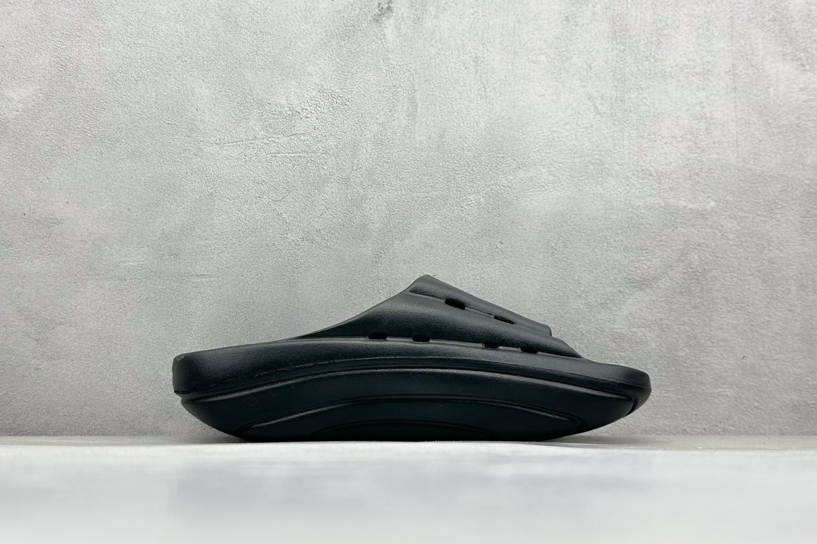 图片[2]-XD版UGG-舒适轻盈时尚女款涉水拖鞋 1979年 冲浪运动员布莱恩•史密斯（Brian Smith）买了一些澳大利亚生产的羊皮靴子带到美国 开始在纽约出售 而到了21世纪的今天 UGG品牌已经成为一种时尚、休闲和奢华生活方式的标志 成为全球高级时尚品牌 专注于提供能为顾客带来豪华舒适享受的产品 货号：1136880 尺码：36-40-选品中心