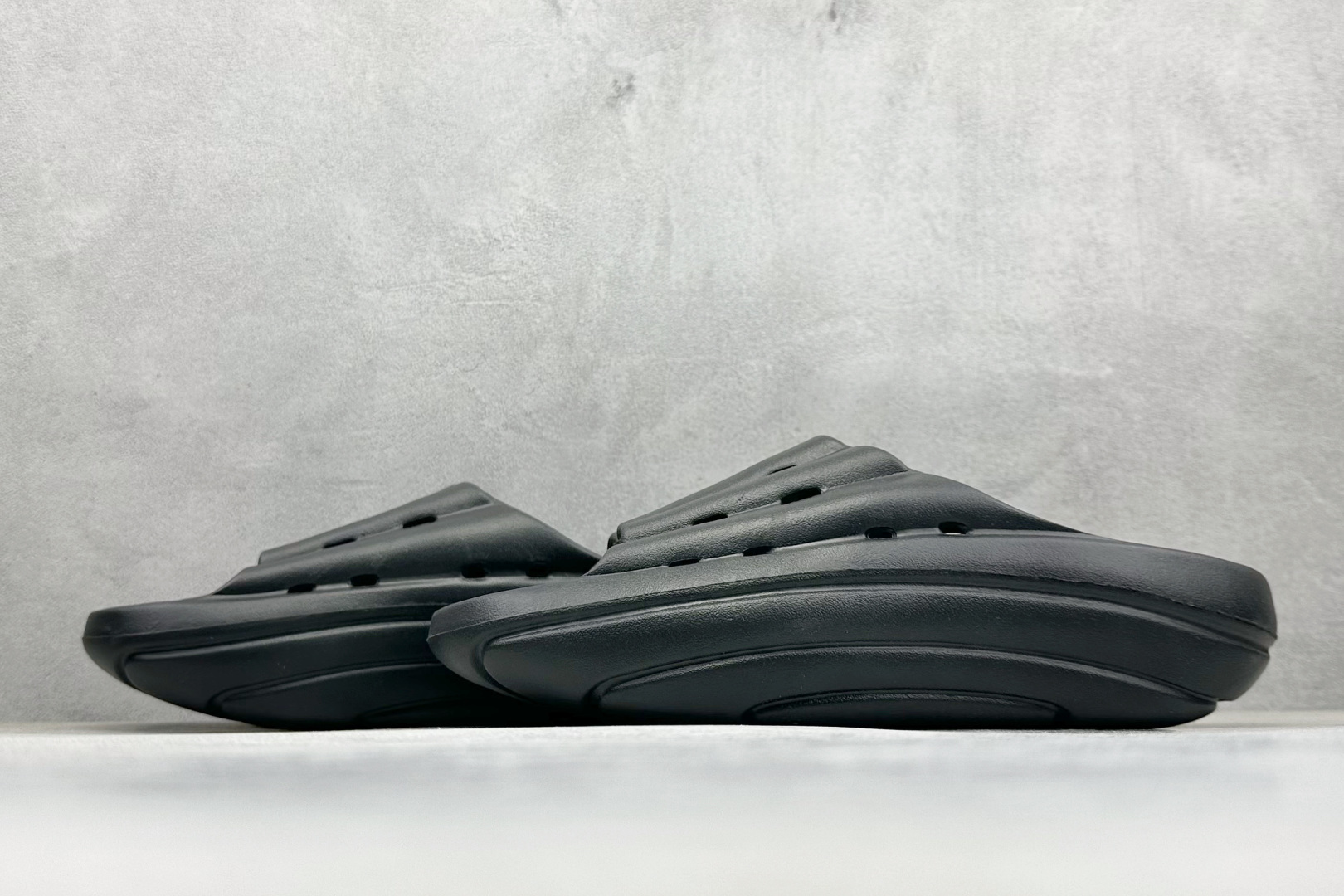 图片[5]-XD版UGG-舒适轻盈时尚女款涉水拖鞋 1979年 冲浪运动员布莱恩•史密斯（Brian Smith）买了一些澳大利亚生产的羊皮靴子带到美国 开始在纽约出售 而到了21世纪的今天 UGG品牌已经成为一种时尚、休闲和奢华生活方式的标志 成为全球高级时尚品牌 专注于提供能为顾客带来豪华舒适享受的产品 货号：1136880 尺码：36-40-选品中心