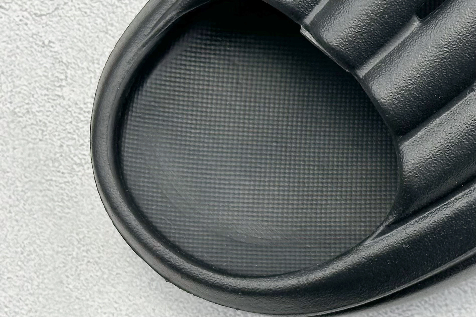 图片[7]-XD版UGG-舒适轻盈时尚女款涉水拖鞋 1979年 冲浪运动员布莱恩•史密斯（Brian Smith）买了一些澳大利亚生产的羊皮靴子带到美国 开始在纽约出售 而到了21世纪的今天 UGG品牌已经成为一种时尚、休闲和奢华生活方式的标志 成为全球高级时尚品牌 专注于提供能为顾客带来豪华舒适享受的产品 货号：1136880 尺码：36-40-选品中心