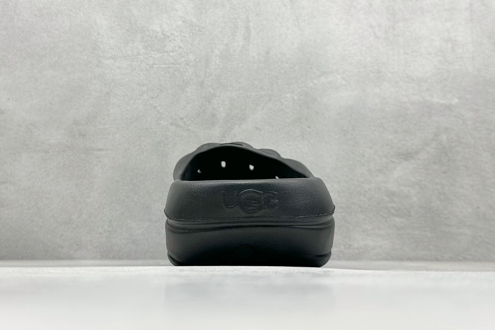 图片[6]-XD版UGG-舒适轻盈时尚女款涉水拖鞋 1979年 冲浪运动员布莱恩•史密斯（Brian Smith）买了一些澳大利亚生产的羊皮靴子带到美国 开始在纽约出售 而到了21世纪的今天 UGG品牌已经成为一种时尚、休闲和奢华生活方式的标志 成为全球高级时尚品牌 专注于提供能为顾客带来豪华舒适享受的产品 货号：1136880 尺码：36-40-选品中心