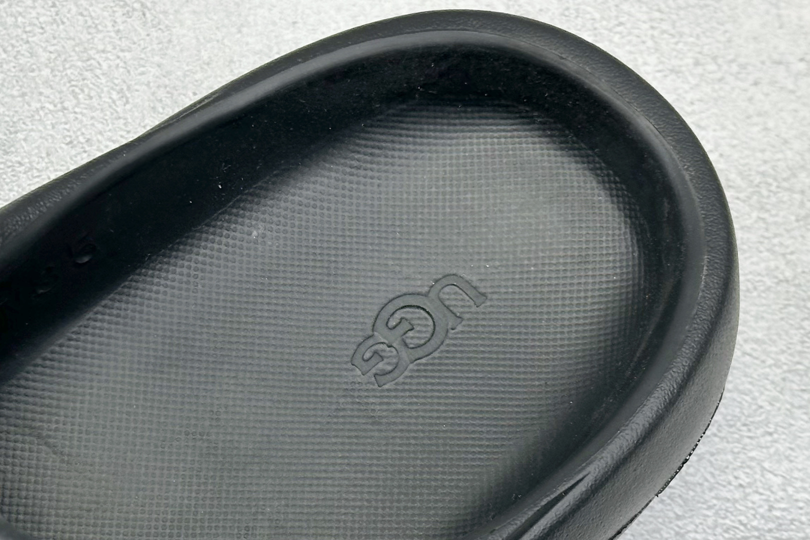 图片[8]-XD版UGG-舒适轻盈时尚女款涉水拖鞋 1979年 冲浪运动员布莱恩•史密斯（Brian Smith）买了一些澳大利亚生产的羊皮靴子带到美国 开始在纽约出售 而到了21世纪的今天 UGG品牌已经成为一种时尚、休闲和奢华生活方式的标志 成为全球高级时尚品牌 专注于提供能为顾客带来豪华舒适享受的产品 货号：1136880 尺码：36-40-选品中心