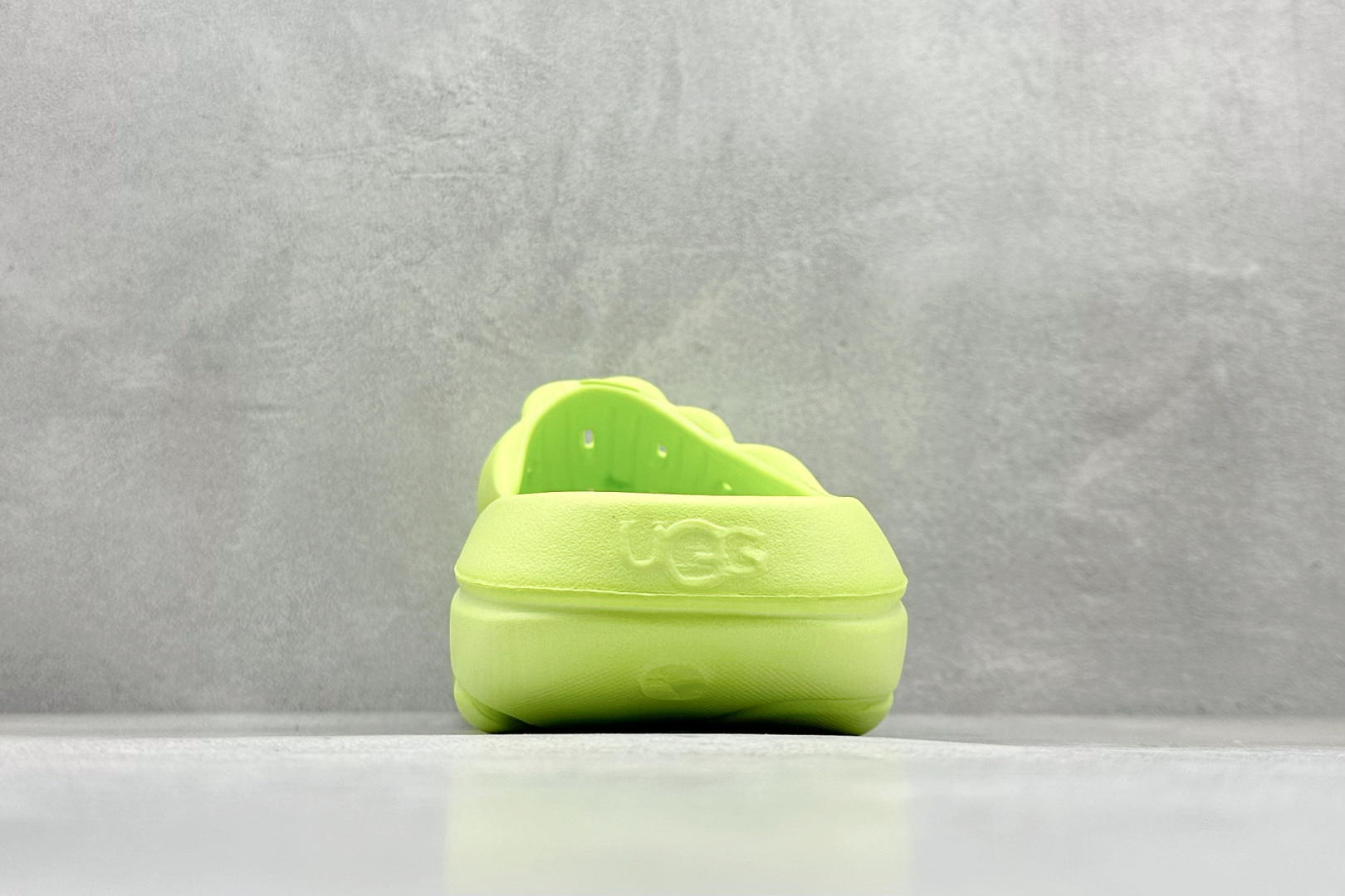 图片[6]-XD版UGG-舒适轻盈时尚女款涉水拖鞋 1979年 冲浪运动员布莱恩•史密斯（Brian Smith）买了一些澳大利亚生产的羊皮靴子带到美国 开始在纽约出售 而到了21世纪的今天 UGG品牌已经成为一种时尚、休闲和奢华生活方式的标志 成为全球高级时尚品牌 专注于提供能为顾客带来豪华舒适享受的产品 货号：1136880 尺码：36-40-选品中心