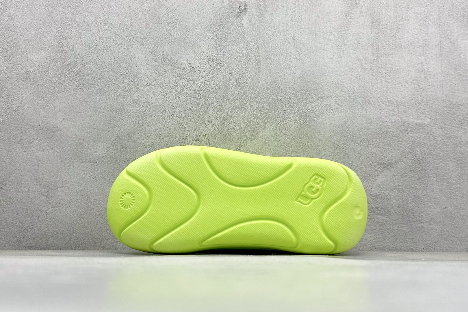 图片[4]-XD版UGG-舒适轻盈时尚女款涉水拖鞋 1979年 冲浪运动员布莱恩•史密斯（Brian Smith）买了一些澳大利亚生产的羊皮靴子带到美国 开始在纽约出售 而到了21世纪的今天 UGG品牌已经成为一种时尚、休闲和奢华生活方式的标志 成为全球高级时尚品牌 专注于提供能为顾客带来豪华舒适享受的产品 货号：1136880 尺码：36-40-选品中心