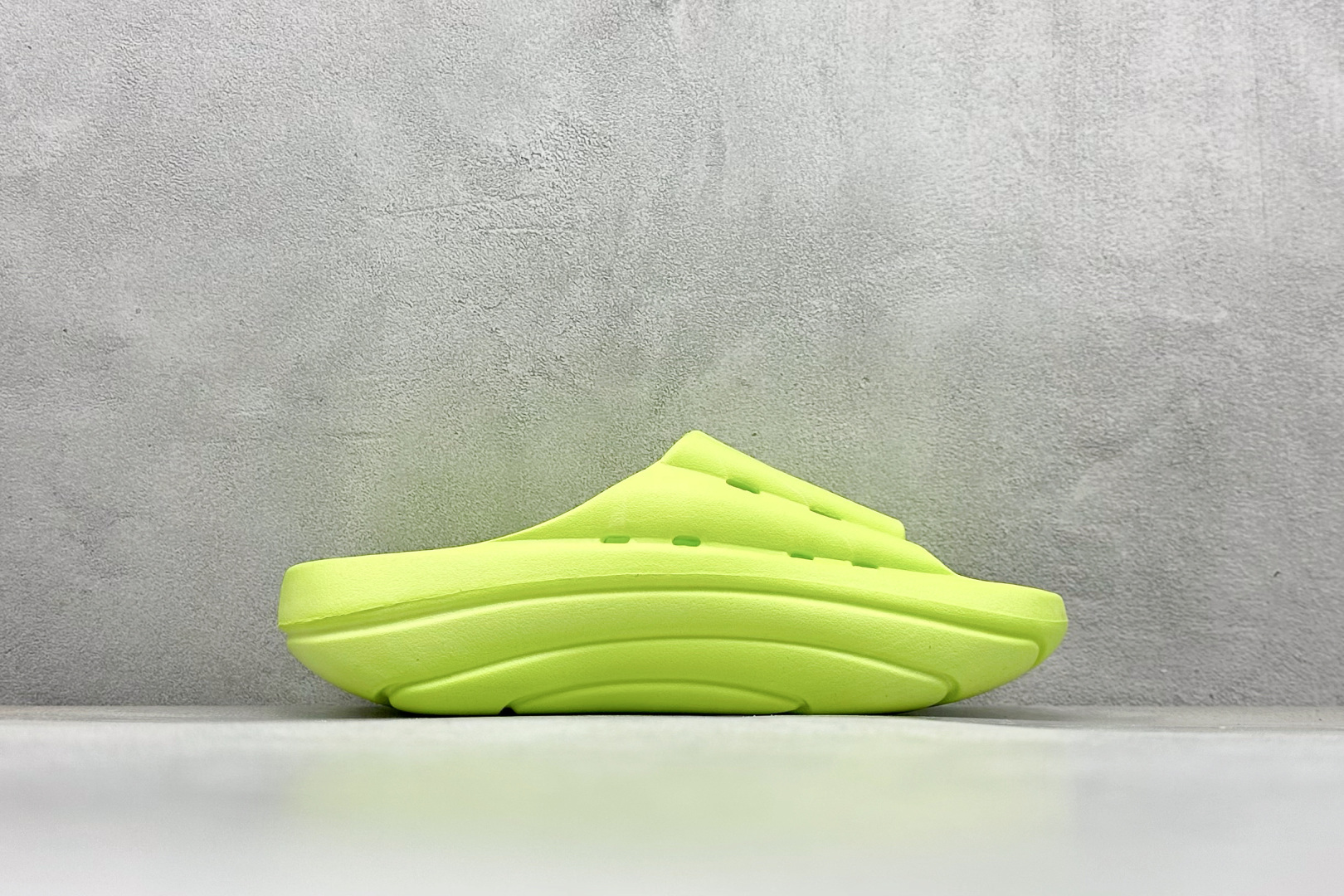 图片[2]-XD版UGG-舒适轻盈时尚女款涉水拖鞋 1979年 冲浪运动员布莱恩•史密斯（Brian Smith）买了一些澳大利亚生产的羊皮靴子带到美国 开始在纽约出售 而到了21世纪的今天 UGG品牌已经成为一种时尚、休闲和奢华生活方式的标志 成为全球高级时尚品牌 专注于提供能为顾客带来豪华舒适享受的产品 货号：1136880 尺码：36-40-选品中心