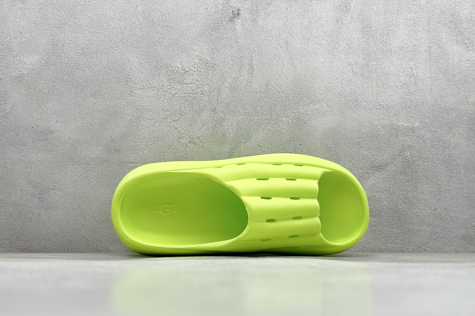 图片[3]-XD版UGG-舒适轻盈时尚女款涉水拖鞋 1979年 冲浪运动员布莱恩•史密斯（Brian Smith）买了一些澳大利亚生产的羊皮靴子带到美国 开始在纽约出售 而到了21世纪的今天 UGG品牌已经成为一种时尚、休闲和奢华生活方式的标志 成为全球高级时尚品牌 专注于提供能为顾客带来豪华舒适享受的产品 货号：1136880 尺码：36-40-选品中心