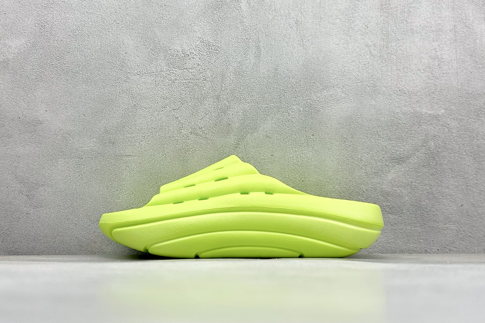 XD版UGG-舒适轻盈时尚女款涉水拖鞋 1979年 冲浪运动员布莱恩•史密斯（Brian Smith）买了一些澳大利亚生产的羊皮靴子带到美国 开始在纽约出售 而到了21世纪的今天 UGG品牌已经成为一种时尚、休闲和奢华生活方式的标志 成为全球高级时尚品牌 专注于提供能为顾客带来豪华舒适享受的产品 货号：1136880 尺码：36-40-选品中心