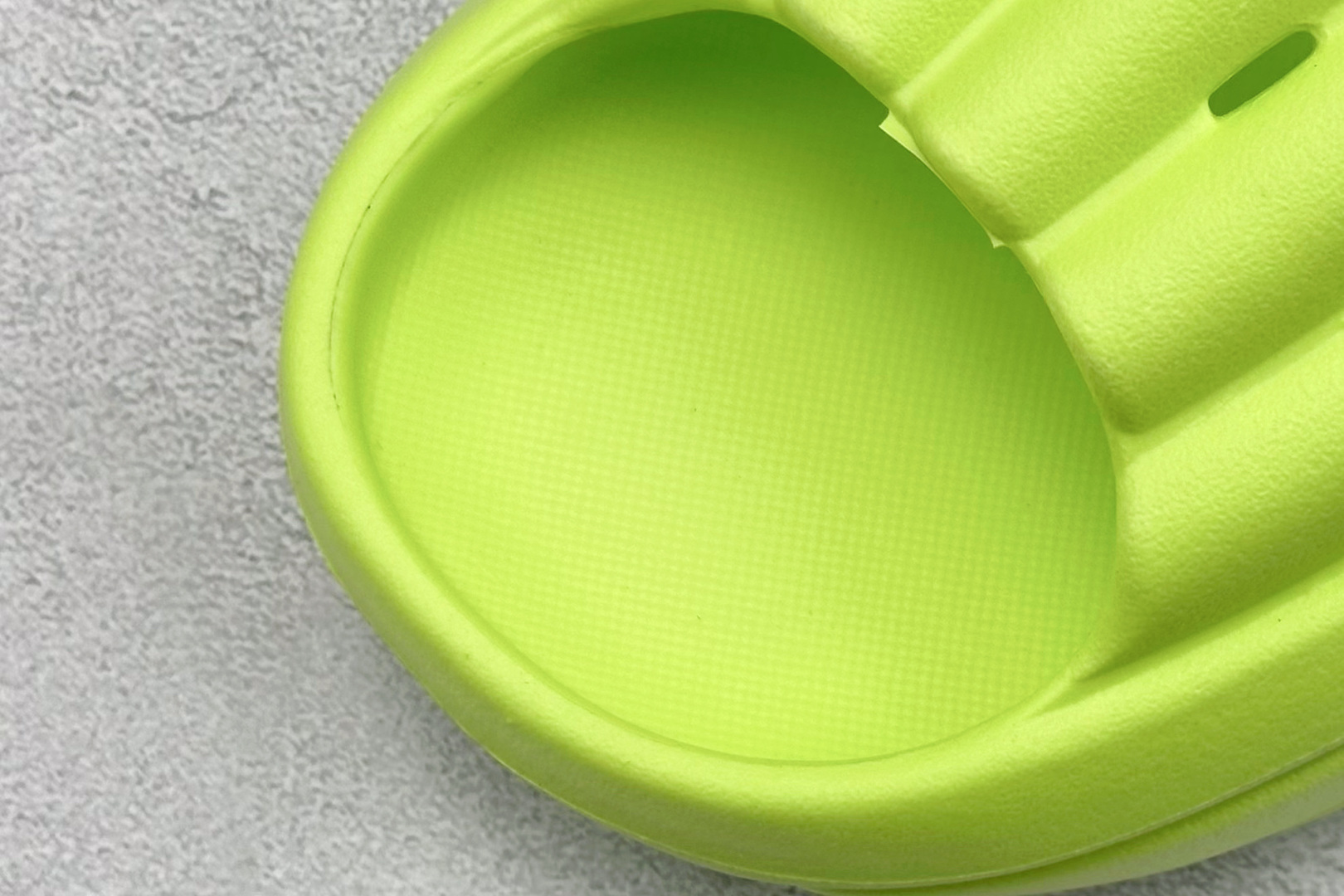 图片[7]-XD版UGG-舒适轻盈时尚女款涉水拖鞋 1979年 冲浪运动员布莱恩•史密斯（Brian Smith）买了一些澳大利亚生产的羊皮靴子带到美国 开始在纽约出售 而到了21世纪的今天 UGG品牌已经成为一种时尚、休闲和奢华生活方式的标志 成为全球高级时尚品牌 专注于提供能为顾客带来豪华舒适享受的产品 货号：1136880 尺码：36-40-选品中心