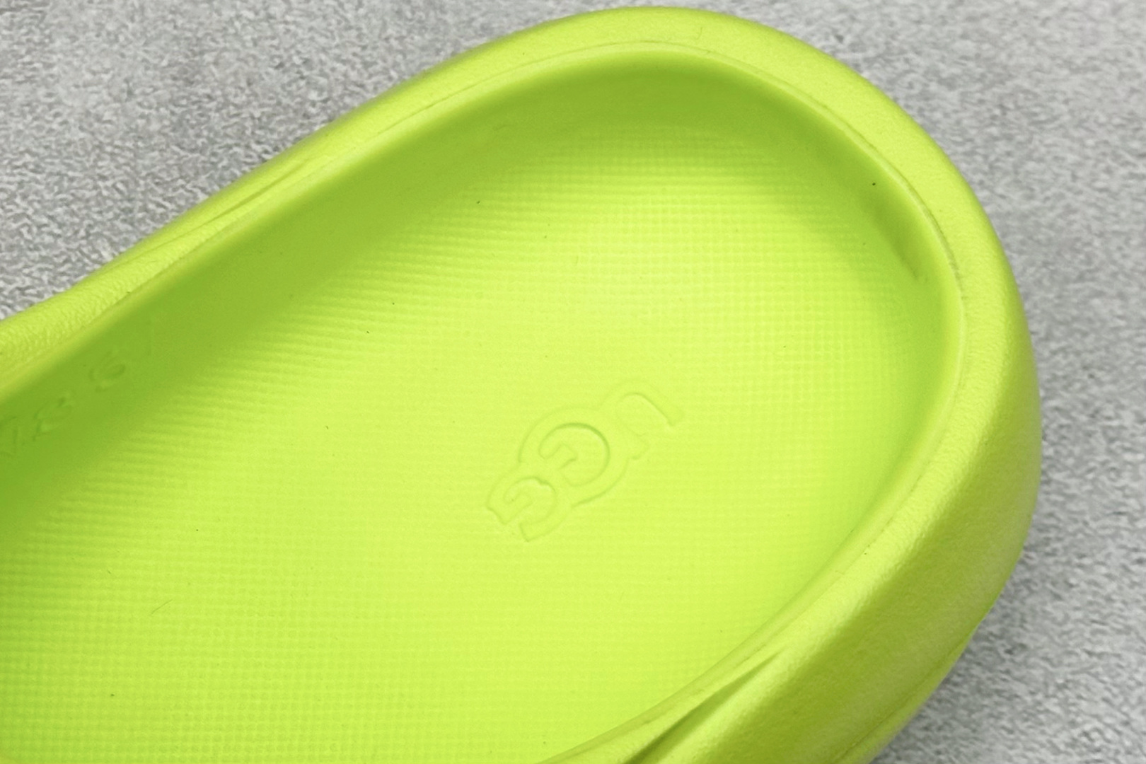 图片[8]-XD版UGG-舒适轻盈时尚女款涉水拖鞋 1979年 冲浪运动员布莱恩•史密斯（Brian Smith）买了一些澳大利亚生产的羊皮靴子带到美国 开始在纽约出售 而到了21世纪的今天 UGG品牌已经成为一种时尚、休闲和奢华生活方式的标志 成为全球高级时尚品牌 专注于提供能为顾客带来豪华舒适享受的产品 货号：1136880 尺码：36-40-选品中心