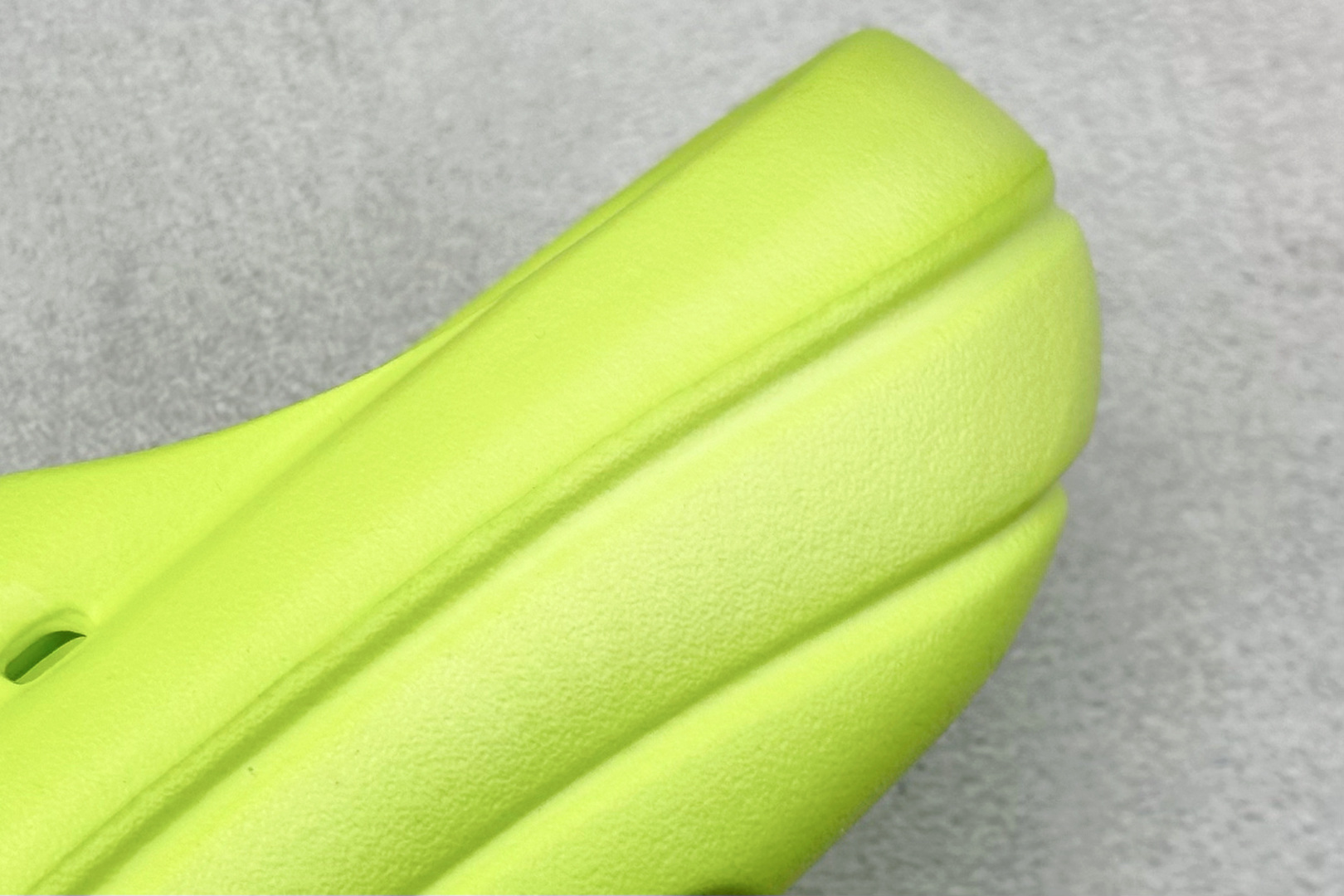 图片[9]-XD版UGG-舒适轻盈时尚女款涉水拖鞋 1979年 冲浪运动员布莱恩•史密斯（Brian Smith）买了一些澳大利亚生产的羊皮靴子带到美国 开始在纽约出售 而到了21世纪的今天 UGG品牌已经成为一种时尚、休闲和奢华生活方式的标志 成为全球高级时尚品牌 专注于提供能为顾客带来豪华舒适享受的产品 货号：1136880 尺码：36-40-选品中心