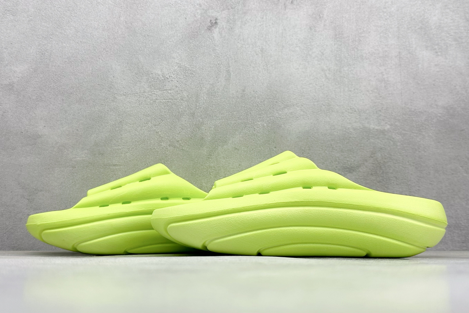 图片[5]-XD版UGG-舒适轻盈时尚女款涉水拖鞋 1979年 冲浪运动员布莱恩•史密斯（Brian Smith）买了一些澳大利亚生产的羊皮靴子带到美国 开始在纽约出售 而到了21世纪的今天 UGG品牌已经成为一种时尚、休闲和奢华生活方式的标志 成为全球高级时尚品牌 专注于提供能为顾客带来豪华舒适享受的产品 货号：1136880 尺码：36-40-选品中心