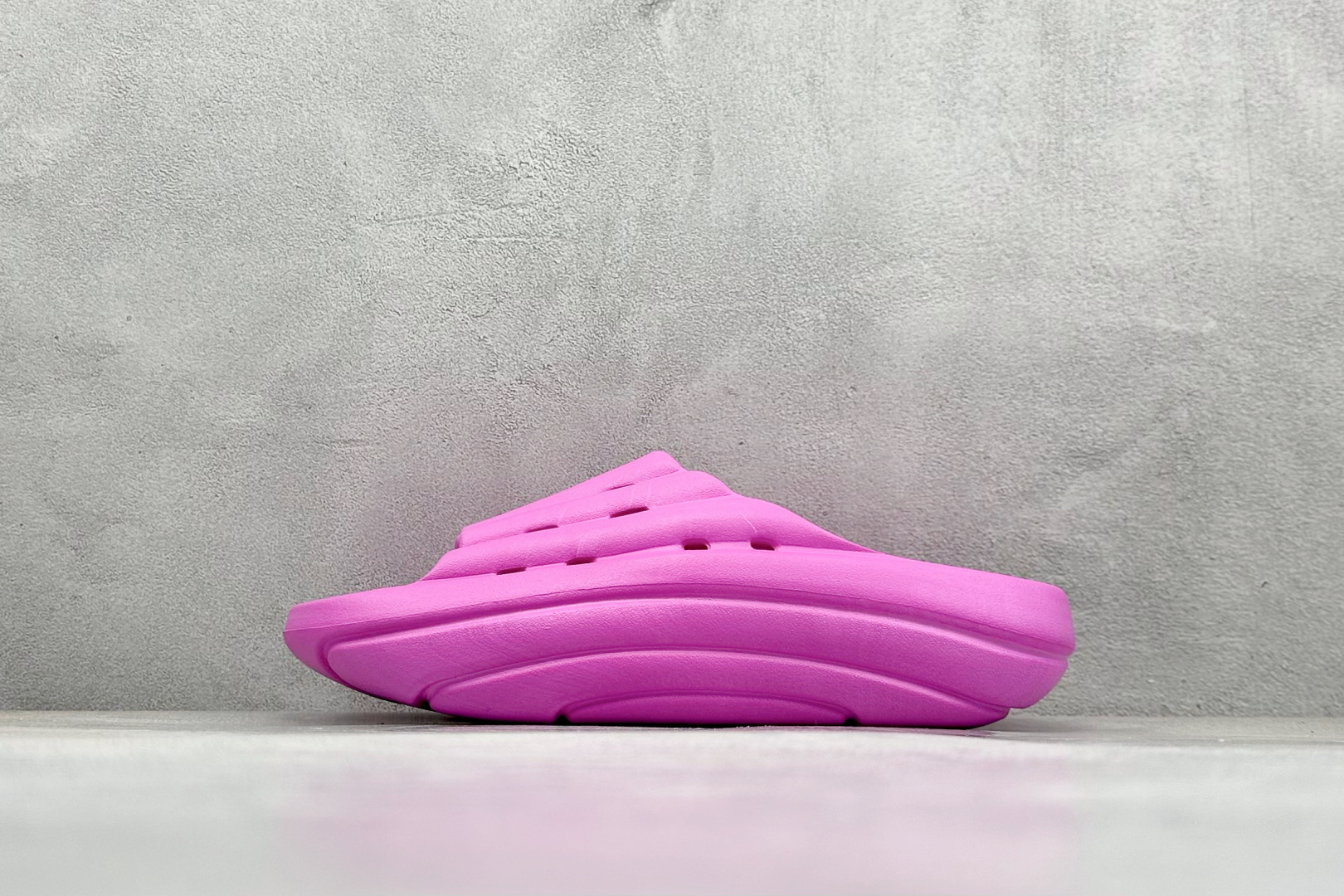 XD版UGG-舒适轻盈时尚女款涉水拖鞋 1979年 冲浪运动员布莱恩•史密斯（Brian Smith）买了一些澳大利亚生产的羊皮靴子带到美国 开始在纽约出售 而到了21世纪的今天 UGG品牌已经成为一种时尚、休闲和奢华生活方式的标志 成为全球高级时尚品牌 专注于提供能为顾客带来豪华舒适享受的产品 货号：1136880 尺码：36-40-选品中心