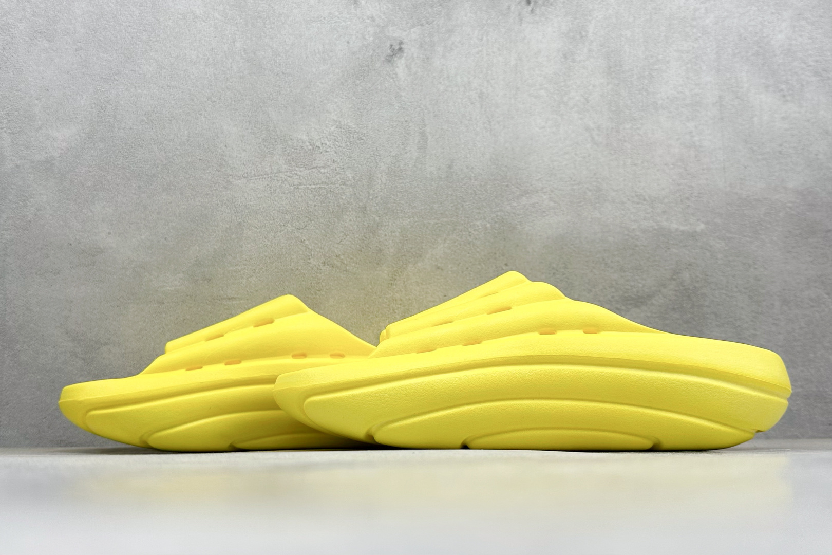 图片[5]-XD版UGG-舒适轻盈时尚女款涉水拖鞋 1979年 冲浪运动员布莱恩•史密斯（Brian Smith）买了一些澳大利亚生产的羊皮靴子带到美国 开始在纽约出售 而到了21世纪的今天 UGG品牌已经成为一种时尚、休闲和奢华生活方式的标志 成为全球高级时尚品牌 专注于提供能为顾客带来豪华舒适享受的产品 货号：1136880 尺码：36-40-选品中心