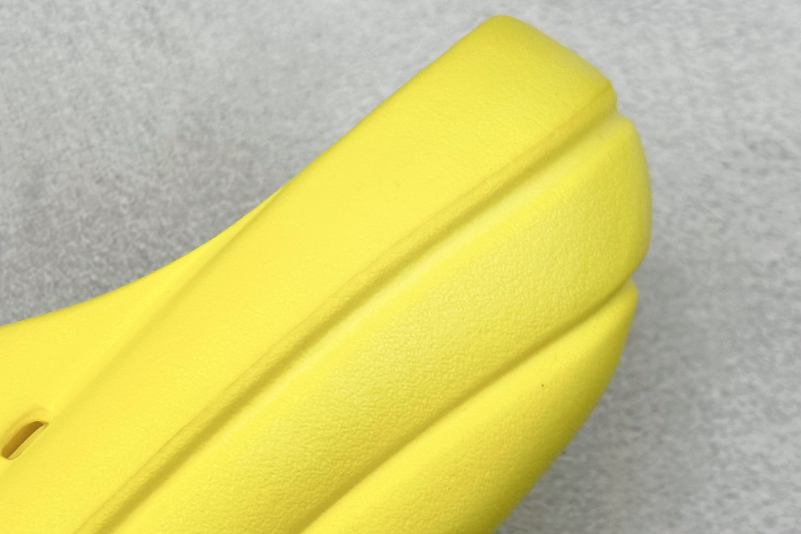 图片[9]-XD版UGG-舒适轻盈时尚女款涉水拖鞋 1979年 冲浪运动员布莱恩•史密斯（Brian Smith）买了一些澳大利亚生产的羊皮靴子带到美国 开始在纽约出售 而到了21世纪的今天 UGG品牌已经成为一种时尚、休闲和奢华生活方式的标志 成为全球高级时尚品牌 专注于提供能为顾客带来豪华舒适享受的产品 货号：1136880 尺码：36-40-选品中心