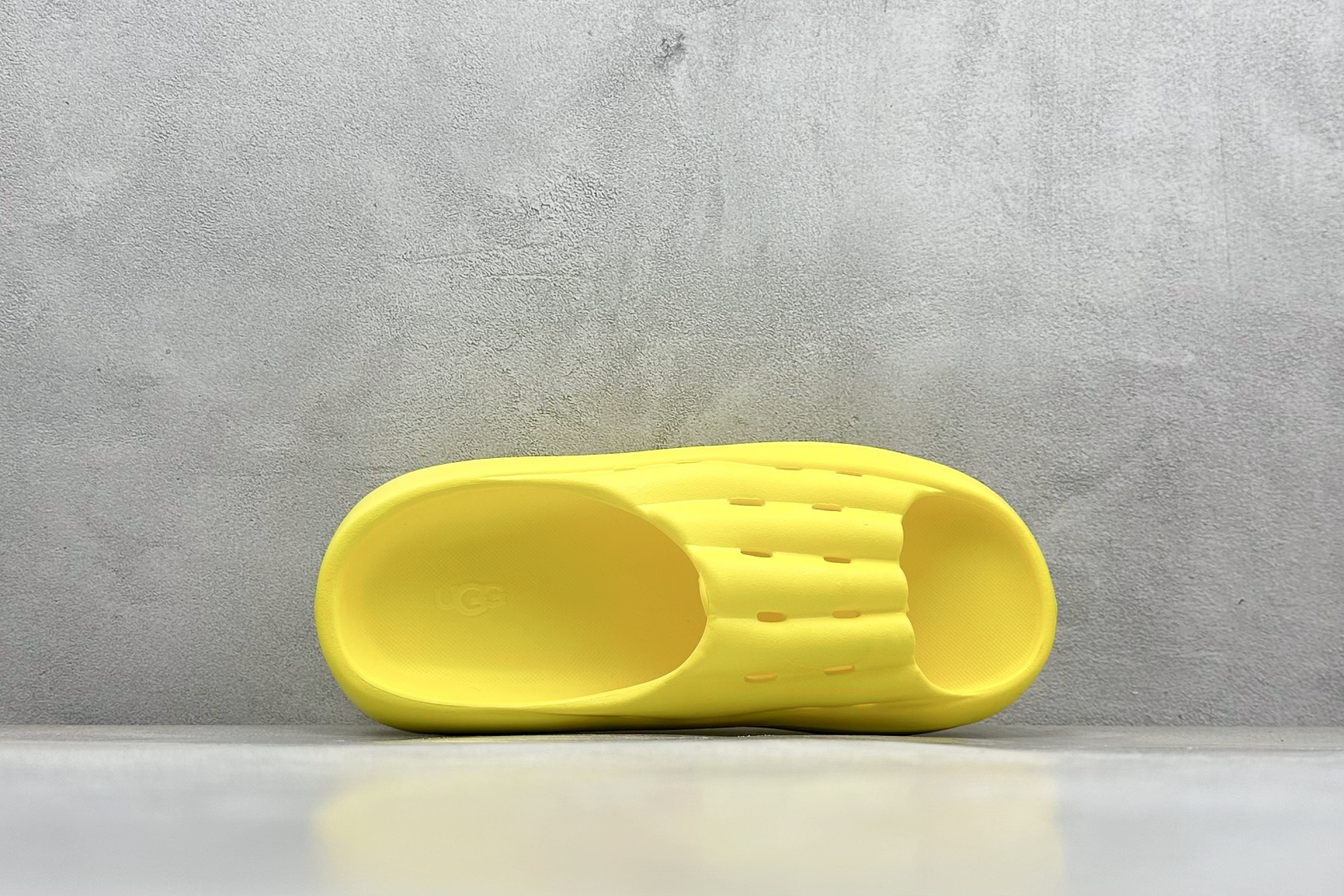 图片[3]-XD版UGG-舒适轻盈时尚女款涉水拖鞋 1979年 冲浪运动员布莱恩•史密斯（Brian Smith）买了一些澳大利亚生产的羊皮靴子带到美国 开始在纽约出售 而到了21世纪的今天 UGG品牌已经成为一种时尚、休闲和奢华生活方式的标志 成为全球高级时尚品牌 专注于提供能为顾客带来豪华舒适享受的产品 货号：1136880 尺码：36-40-选品中心