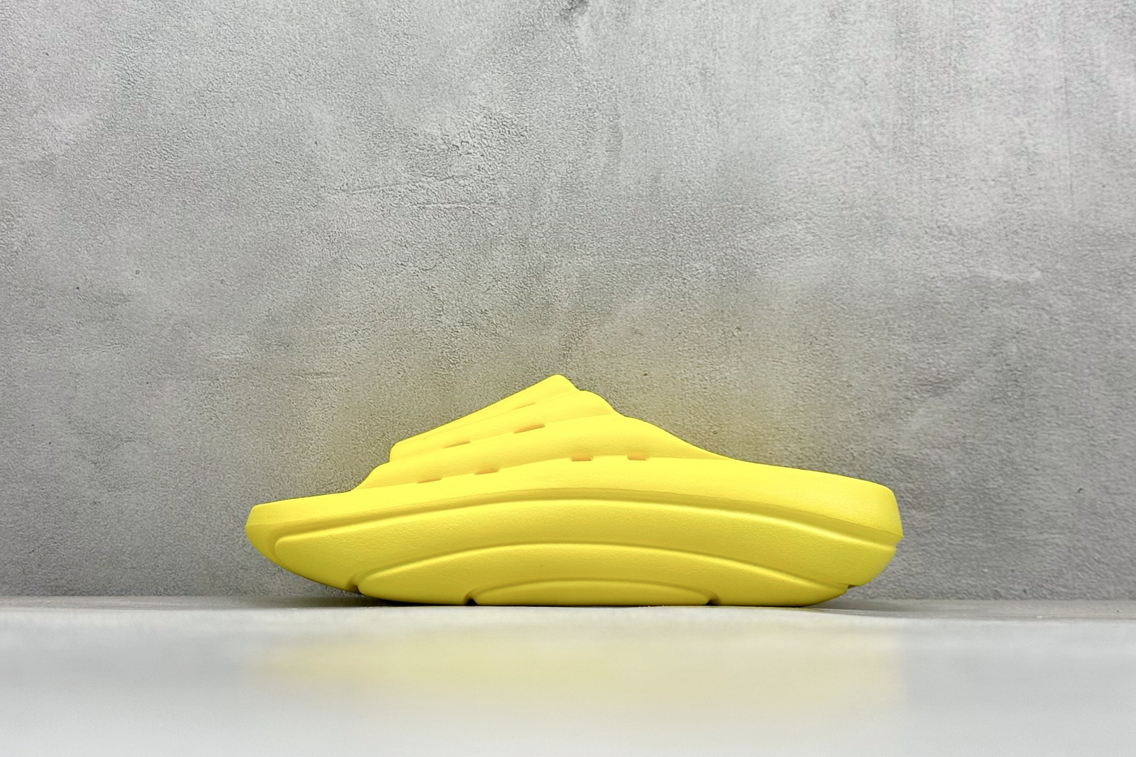 XD版UGG-舒适轻盈时尚女款涉水拖鞋 1979年 冲浪运动员布莱恩•史密斯（Brian Smith）买了一些澳大利亚生产的羊皮靴子带到美国 开始在纽约出售 而到了21世纪的今天 UGG品牌已经成为一种时尚、休闲和奢华生活方式的标志 成为全球高级时尚品牌 专注于提供能为顾客带来豪华舒适享受的产品 货号：1136880 尺码：36-40-选品中心