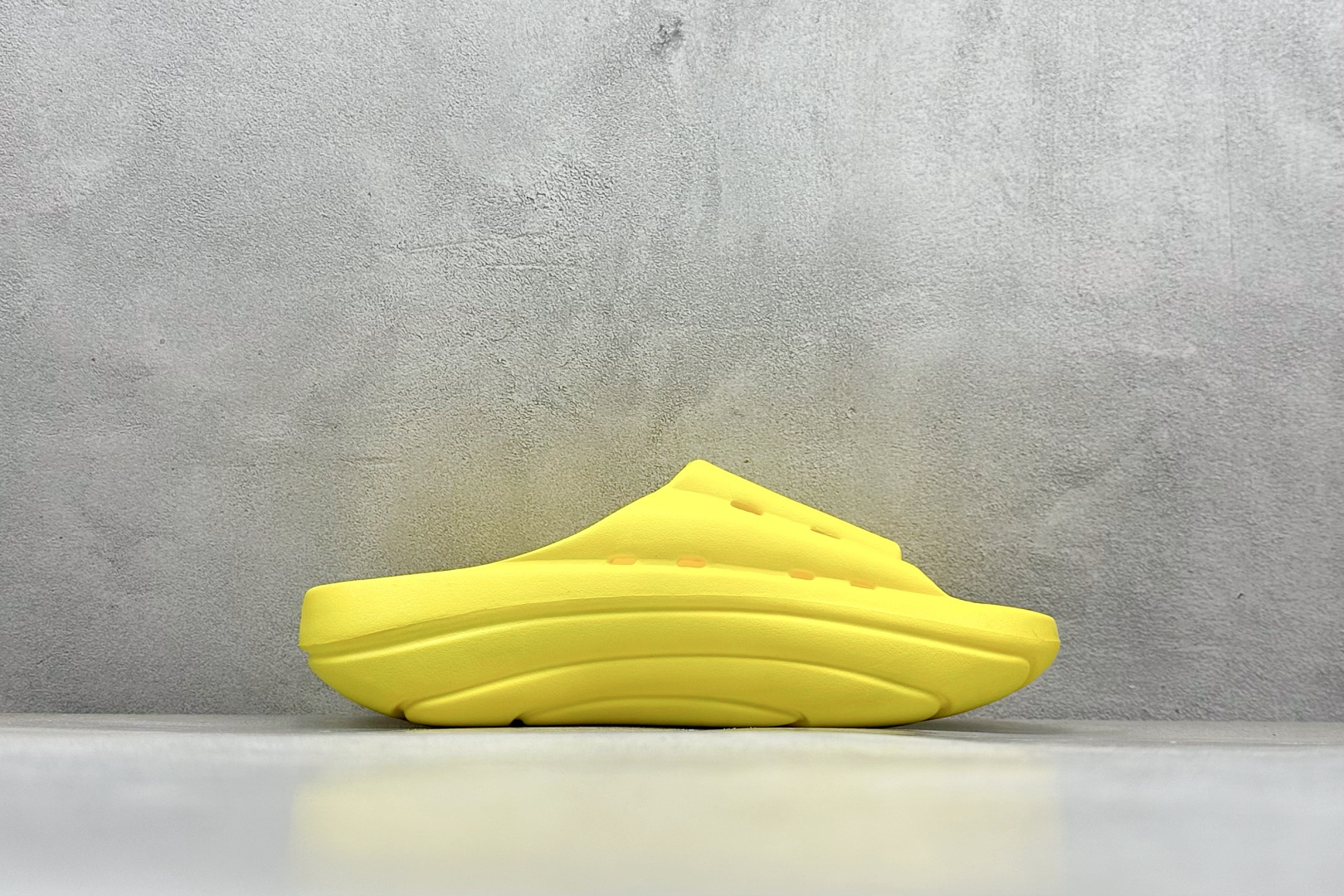 图片[2]-XD版UGG-舒适轻盈时尚女款涉水拖鞋 1979年 冲浪运动员布莱恩•史密斯（Brian Smith）买了一些澳大利亚生产的羊皮靴子带到美国 开始在纽约出售 而到了21世纪的今天 UGG品牌已经成为一种时尚、休闲和奢华生活方式的标志 成为全球高级时尚品牌 专注于提供能为顾客带来豪华舒适享受的产品 货号：1136880 尺码：36-40-选品中心