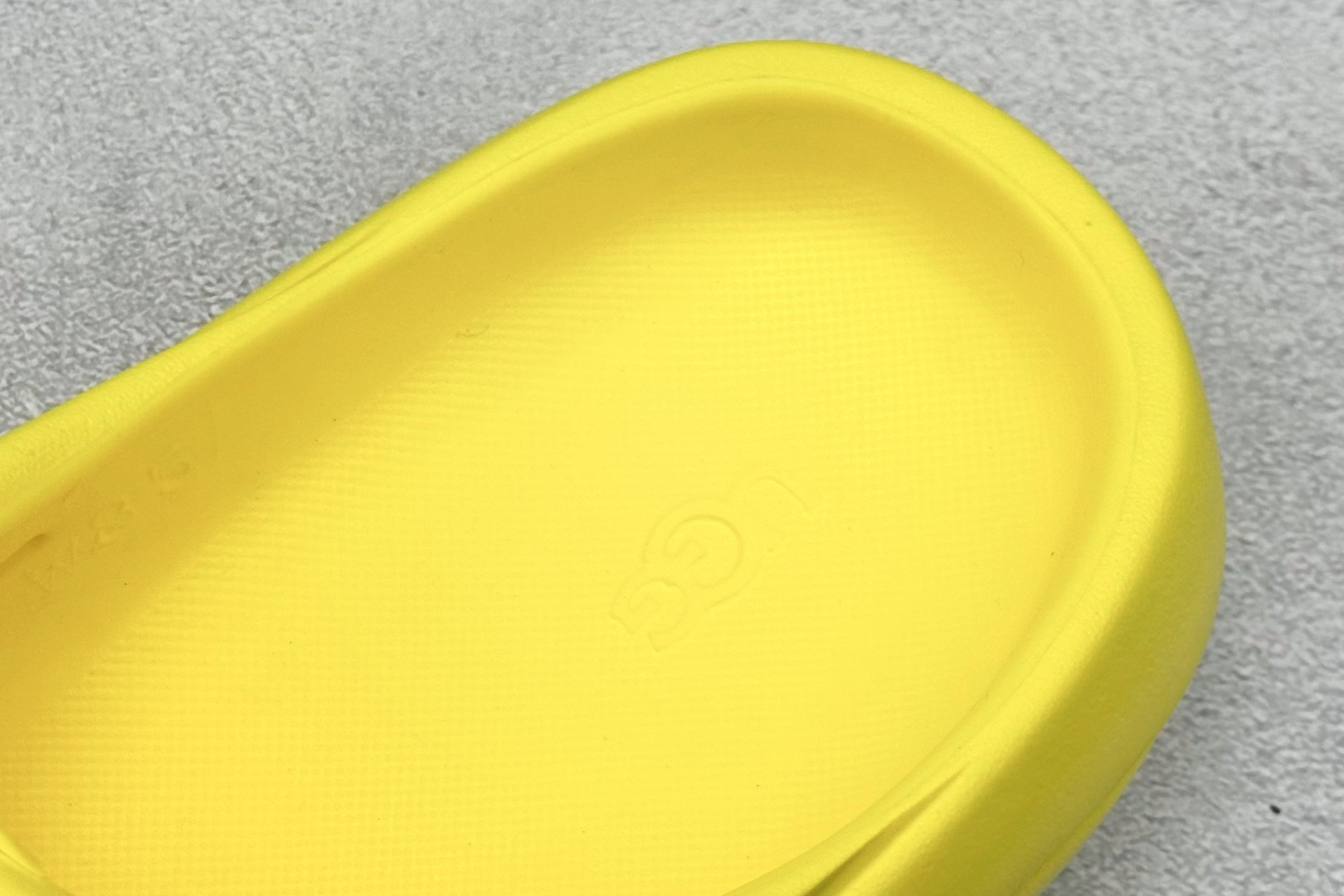 图片[8]-XD版UGG-舒适轻盈时尚女款涉水拖鞋 1979年 冲浪运动员布莱恩•史密斯（Brian Smith）买了一些澳大利亚生产的羊皮靴子带到美国 开始在纽约出售 而到了21世纪的今天 UGG品牌已经成为一种时尚、休闲和奢华生活方式的标志 成为全球高级时尚品牌 专注于提供能为顾客带来豪华舒适享受的产品 货号：1136880 尺码：36-40-选品中心