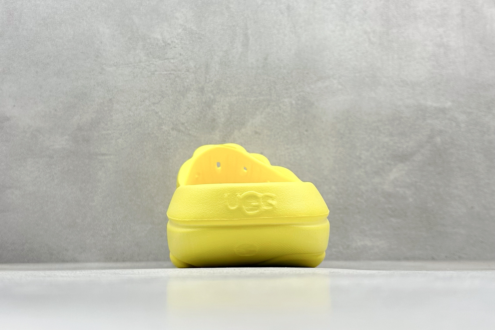 图片[6]-XD版UGG-舒适轻盈时尚女款涉水拖鞋 1979年 冲浪运动员布莱恩•史密斯（Brian Smith）买了一些澳大利亚生产的羊皮靴子带到美国 开始在纽约出售 而到了21世纪的今天 UGG品牌已经成为一种时尚、休闲和奢华生活方式的标志 成为全球高级时尚品牌 专注于提供能为顾客带来豪华舒适享受的产品 货号：1136880 尺码：36-40-选品中心