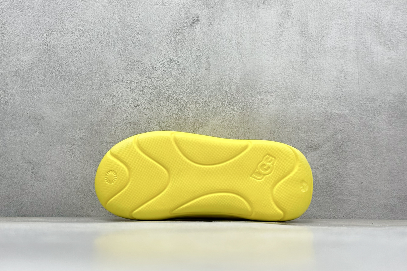 图片[4]-XD版UGG-舒适轻盈时尚女款涉水拖鞋 1979年 冲浪运动员布莱恩•史密斯（Brian Smith）买了一些澳大利亚生产的羊皮靴子带到美国 开始在纽约出售 而到了21世纪的今天 UGG品牌已经成为一种时尚、休闲和奢华生活方式的标志 成为全球高级时尚品牌 专注于提供能为顾客带来豪华舒适享受的产品 货号：1136880 尺码：36-40-选品中心