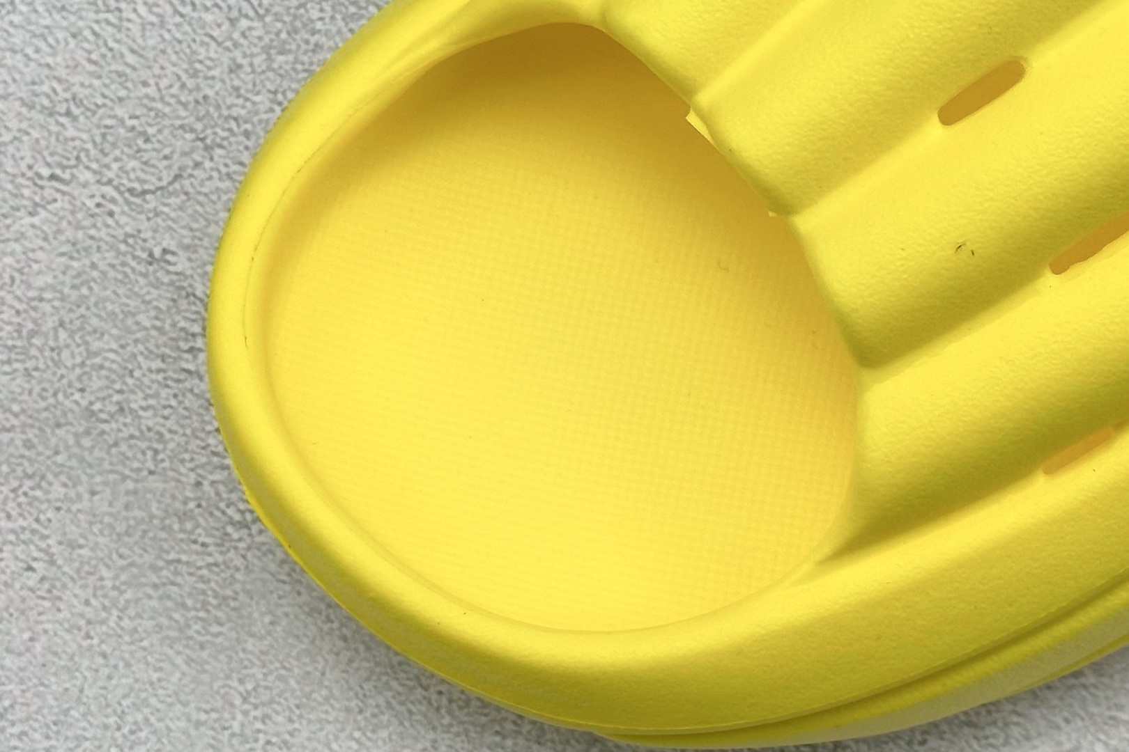 图片[7]-XD版UGG-舒适轻盈时尚女款涉水拖鞋 1979年 冲浪运动员布莱恩•史密斯（Brian Smith）买了一些澳大利亚生产的羊皮靴子带到美国 开始在纽约出售 而到了21世纪的今天 UGG品牌已经成为一种时尚、休闲和奢华生活方式的标志 成为全球高级时尚品牌 专注于提供能为顾客带来豪华舒适享受的产品 货号：1136880 尺码：36-40-选品中心