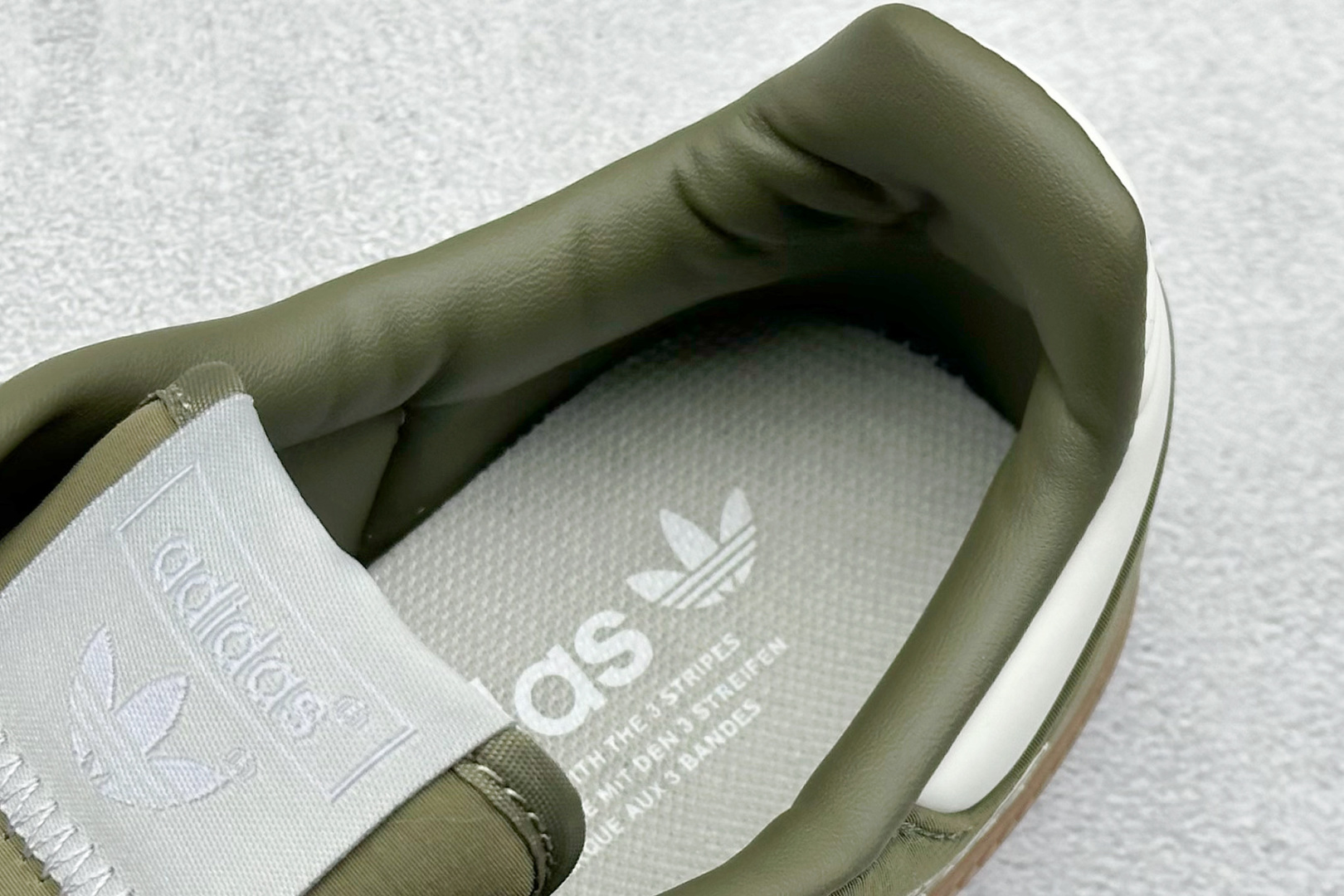 图片[8]-YH长青福利  AD Original Samba OG 复古经典轻便板鞋 带有装饰的超锁缝制和无缝的手感 柔软、柔软的皮革造型和标志性的3条纹完成了精致的外观 正规合身鞋带 鞋面上有绒面鞋垫 橡胶鞋底 享受正畸套筒软感 自50年代首次亮相以来就一直在赢得粉丝的青睐！ 货号：IE3440-选品中心