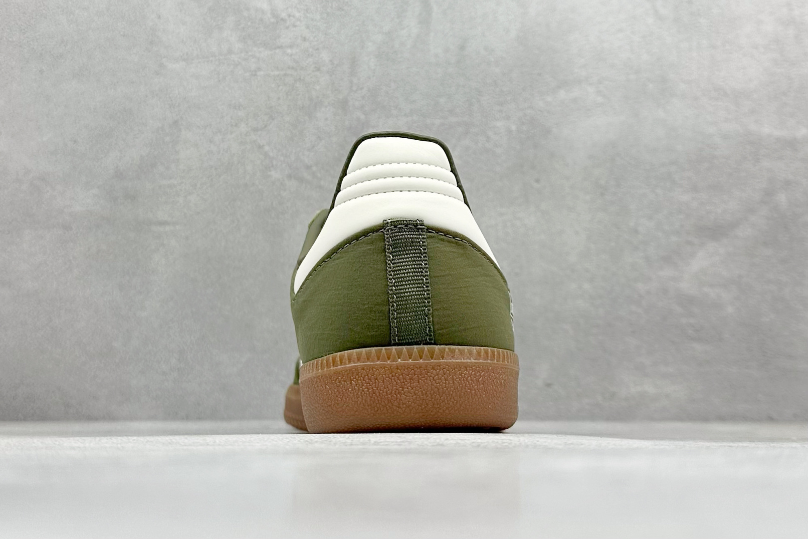 图片[6]-YH长青福利  AD Original Samba OG 复古经典轻便板鞋 带有装饰的超锁缝制和无缝的手感 柔软、柔软的皮革造型和标志性的3条纹完成了精致的外观 正规合身鞋带 鞋面上有绒面鞋垫 橡胶鞋底 享受正畸套筒软感 自50年代首次亮相以来就一直在赢得粉丝的青睐！ 货号：IE3440-选品中心