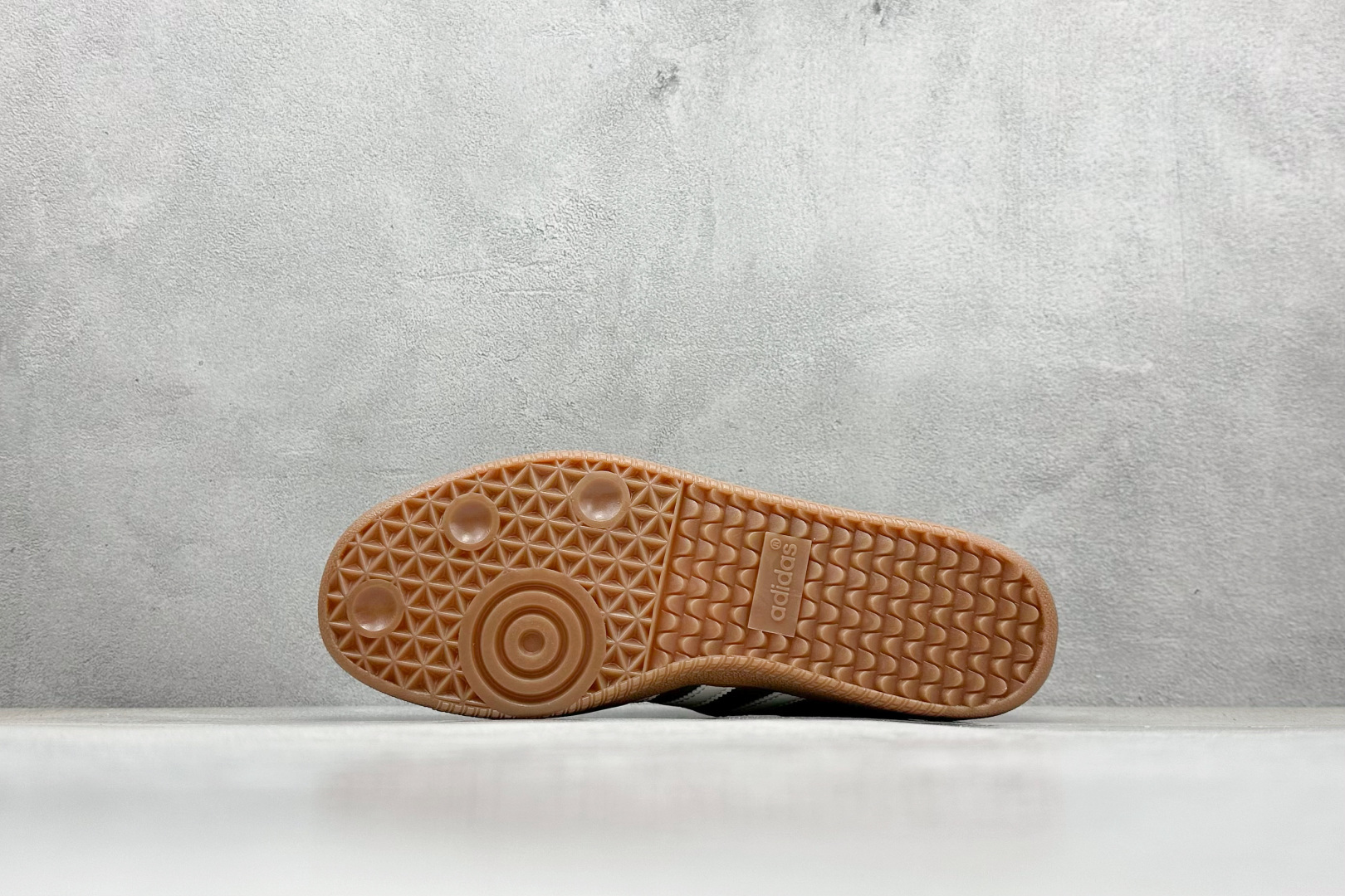 图片[4]-YH长青福利  AD Original Samba OG 复古经典轻便板鞋 带有装饰的超锁缝制和无缝的手感 柔软、柔软的皮革造型和标志性的3条纹完成了精致的外观 正规合身鞋带 鞋面上有绒面鞋垫 橡胶鞋底 享受正畸套筒软感 自50年代首次亮相以来就一直在赢得粉丝的青睐！ 货号：IE3440-选品中心