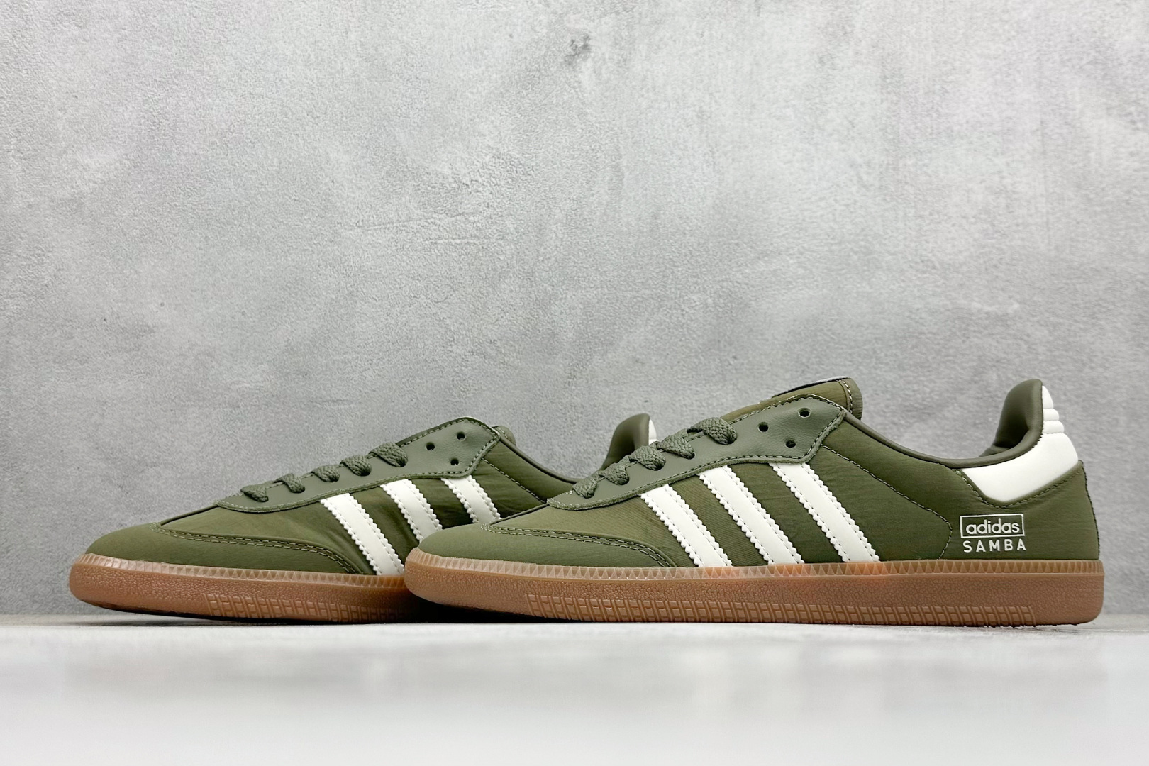图片[5]-YH长青福利  AD Original Samba OG 复古经典轻便板鞋 带有装饰的超锁缝制和无缝的手感 柔软、柔软的皮革造型和标志性的3条纹完成了精致的外观 正规合身鞋带 鞋面上有绒面鞋垫 橡胶鞋底 享受正畸套筒软感 自50年代首次亮相以来就一直在赢得粉丝的青睐！ 货号：IE3440-选品中心