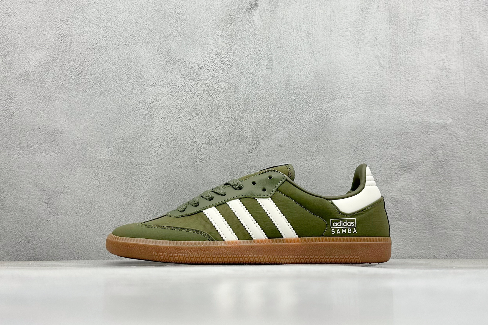 YH长青福利  AD Original Samba OG 复古经典轻便板鞋 带有装饰的超锁缝制和无缝的手感 柔软、柔软的皮革造型和标志性的3条纹完成了精致的外观 正规合身鞋带 鞋面上有绒面鞋垫 橡胶鞋底 享受正畸套筒软感 自50年代首次亮相以来就一直在赢得粉丝的青睐！ 货号：IE3440-选品中心
