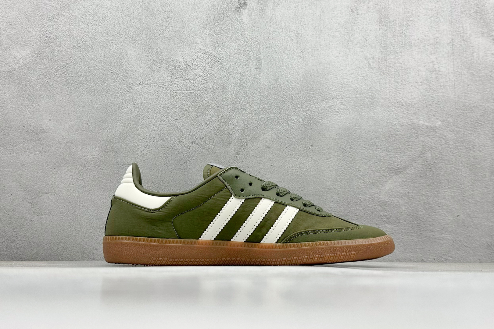 图片[2]-YH长青福利  AD Original Samba OG 复古经典轻便板鞋 带有装饰的超锁缝制和无缝的手感 柔软、柔软的皮革造型和标志性的3条纹完成了精致的外观 正规合身鞋带 鞋面上有绒面鞋垫 橡胶鞋底 享受正畸套筒软感 自50年代首次亮相以来就一直在赢得粉丝的青睐！ 货号：IE3440-选品中心