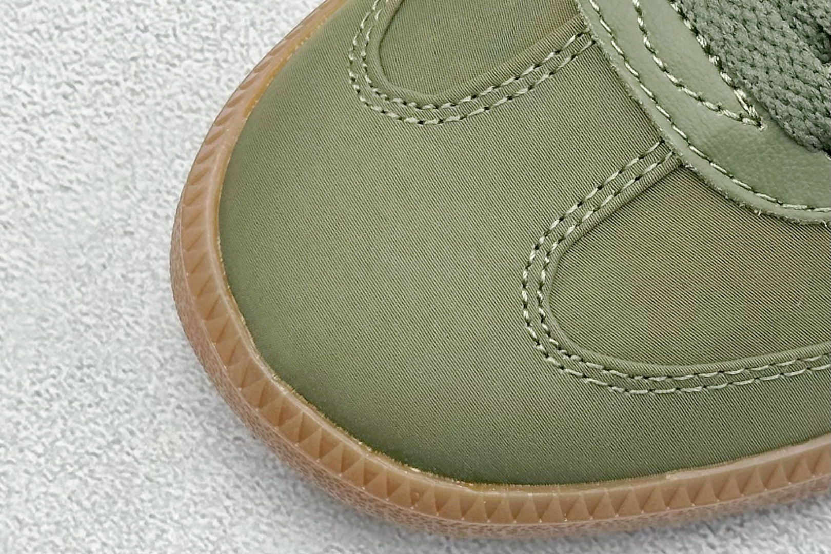 图片[7]-YH长青福利  AD Original Samba OG 复古经典轻便板鞋 带有装饰的超锁缝制和无缝的手感 柔软、柔软的皮革造型和标志性的3条纹完成了精致的外观 正规合身鞋带 鞋面上有绒面鞋垫 橡胶鞋底 享受正畸套筒软感 自50年代首次亮相以来就一直在赢得粉丝的青睐！ 货号：IE3440-选品中心