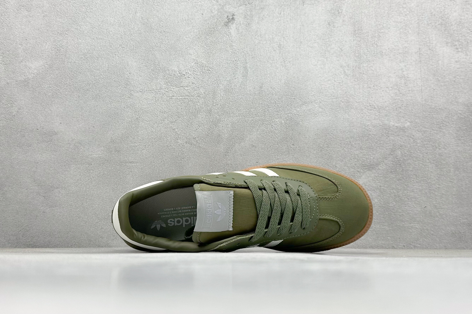 图片[3]-YH长青福利  AD Original Samba OG 复古经典轻便板鞋 带有装饰的超锁缝制和无缝的手感 柔软、柔软的皮革造型和标志性的3条纹完成了精致的外观 正规合身鞋带 鞋面上有绒面鞋垫 橡胶鞋底 享受正畸套筒软感 自50年代首次亮相以来就一直在赢得粉丝的青睐！ 货号：IE3440-选品中心