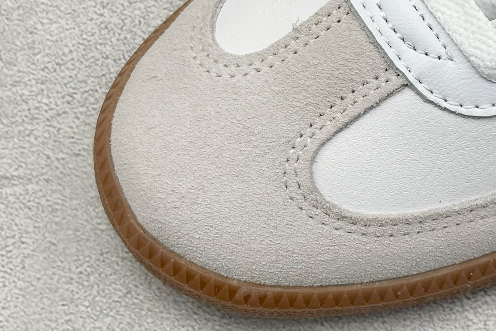 图片[7]-YH长青福利  AD Original Samba OG 复古经典轻便板鞋 带有装饰的超锁缝制和无缝的手感 柔软、柔软的皮革造型和标志性的3条纹完成了精致的外观 正规合身鞋带 鞋面上有绒面鞋垫 橡胶鞋底 享受正畸套筒软感 自50年代首次亮相以来就一直在赢得粉丝的青睐！ 货号：JI2044-选品中心