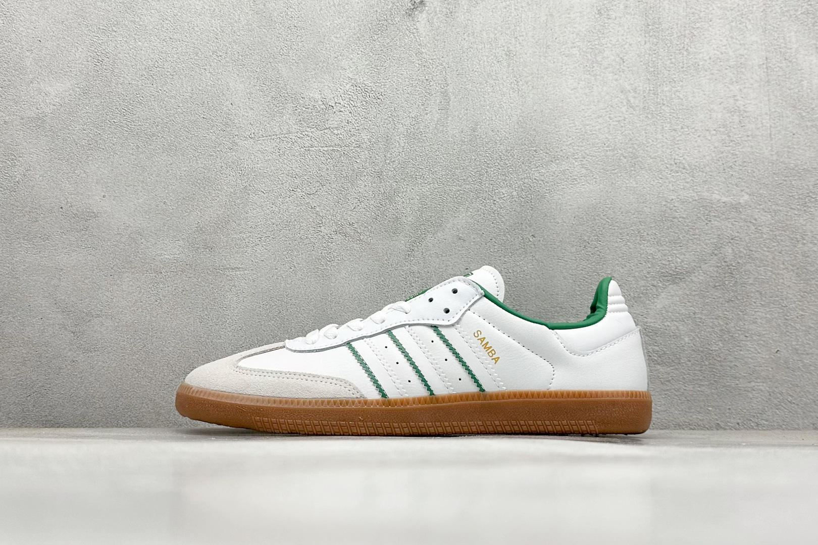 YH长青福利  AD Original Samba OG 复古经典轻便板鞋 带有装饰的超锁缝制和无缝的手感 柔软、柔软的皮革造型和标志性的3条纹完成了精致的外观 正规合身鞋带 鞋面上有绒面鞋垫 橡胶鞋底 享受正畸套筒软感 自50年代首次亮相以来就一直在赢得粉丝的青睐！ 货号：JI2044-选品中心