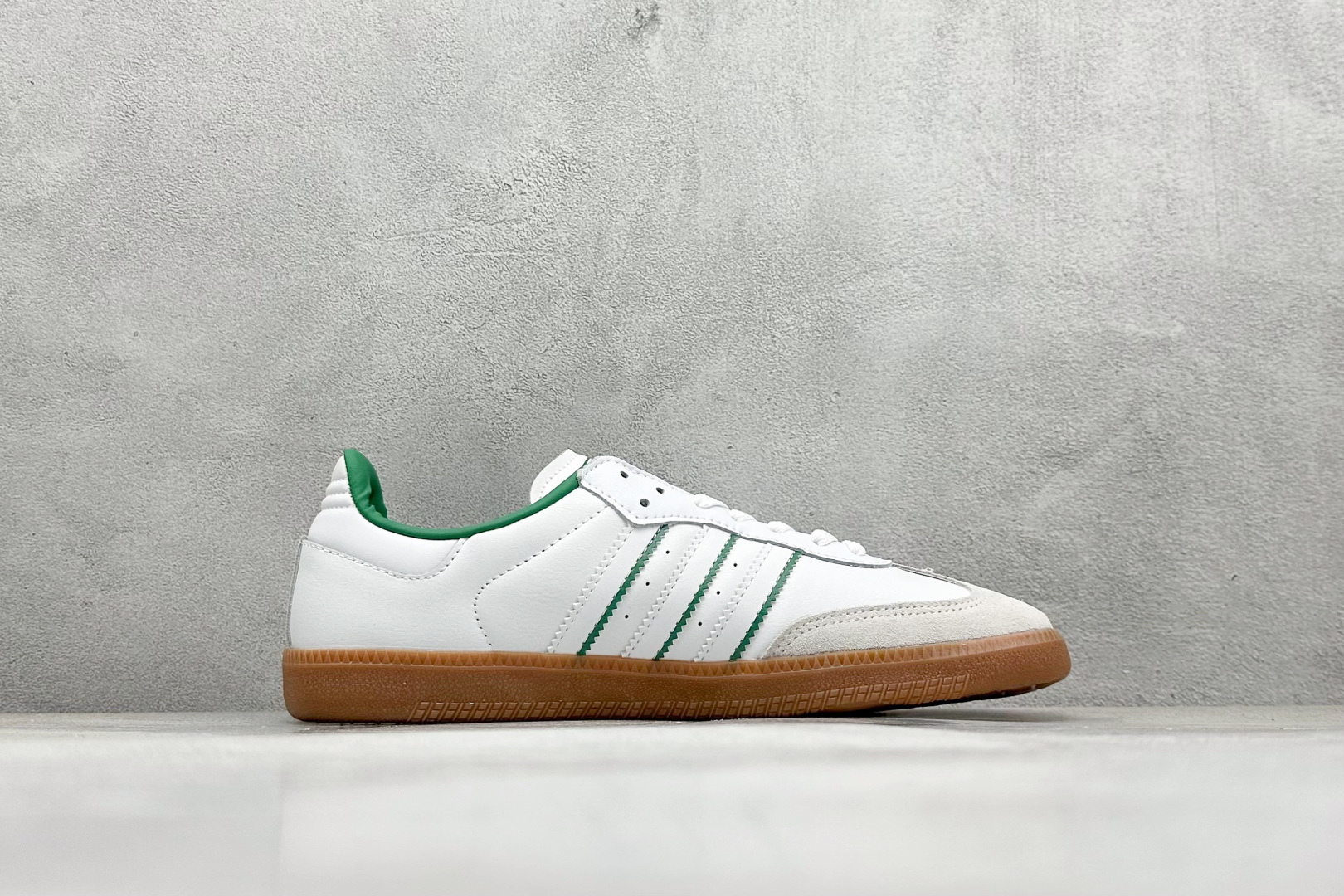 图片[2]-YH长青福利  AD Original Samba OG 复古经典轻便板鞋 带有装饰的超锁缝制和无缝的手感 柔软、柔软的皮革造型和标志性的3条纹完成了精致的外观 正规合身鞋带 鞋面上有绒面鞋垫 橡胶鞋底 享受正畸套筒软感 自50年代首次亮相以来就一直在赢得粉丝的青睐！ 货号：JI2044-选品中心