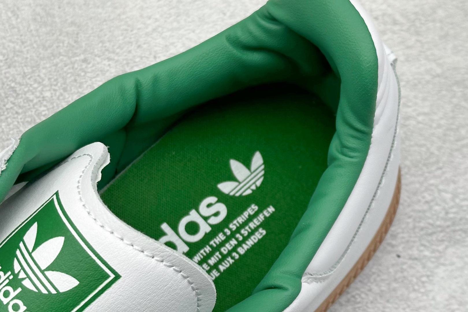 图片[8]-YH长青福利  AD Original Samba OG 复古经典轻便板鞋 带有装饰的超锁缝制和无缝的手感 柔软、柔软的皮革造型和标志性的3条纹完成了精致的外观 正规合身鞋带 鞋面上有绒面鞋垫 橡胶鞋底 享受正畸套筒软感 自50年代首次亮相以来就一直在赢得粉丝的青睐！ 货号：JI2044-选品中心