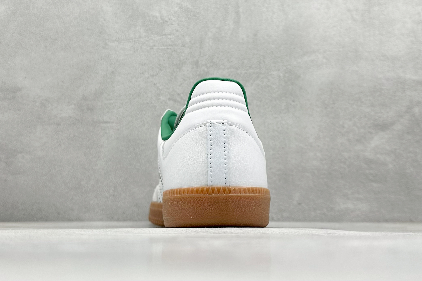 图片[6]-YH长青福利  AD Original Samba OG 复古经典轻便板鞋 带有装饰的超锁缝制和无缝的手感 柔软、柔软的皮革造型和标志性的3条纹完成了精致的外观 正规合身鞋带 鞋面上有绒面鞋垫 橡胶鞋底 享受正畸套筒软感 自50年代首次亮相以来就一直在赢得粉丝的青睐！ 货号：JI2044-选品中心