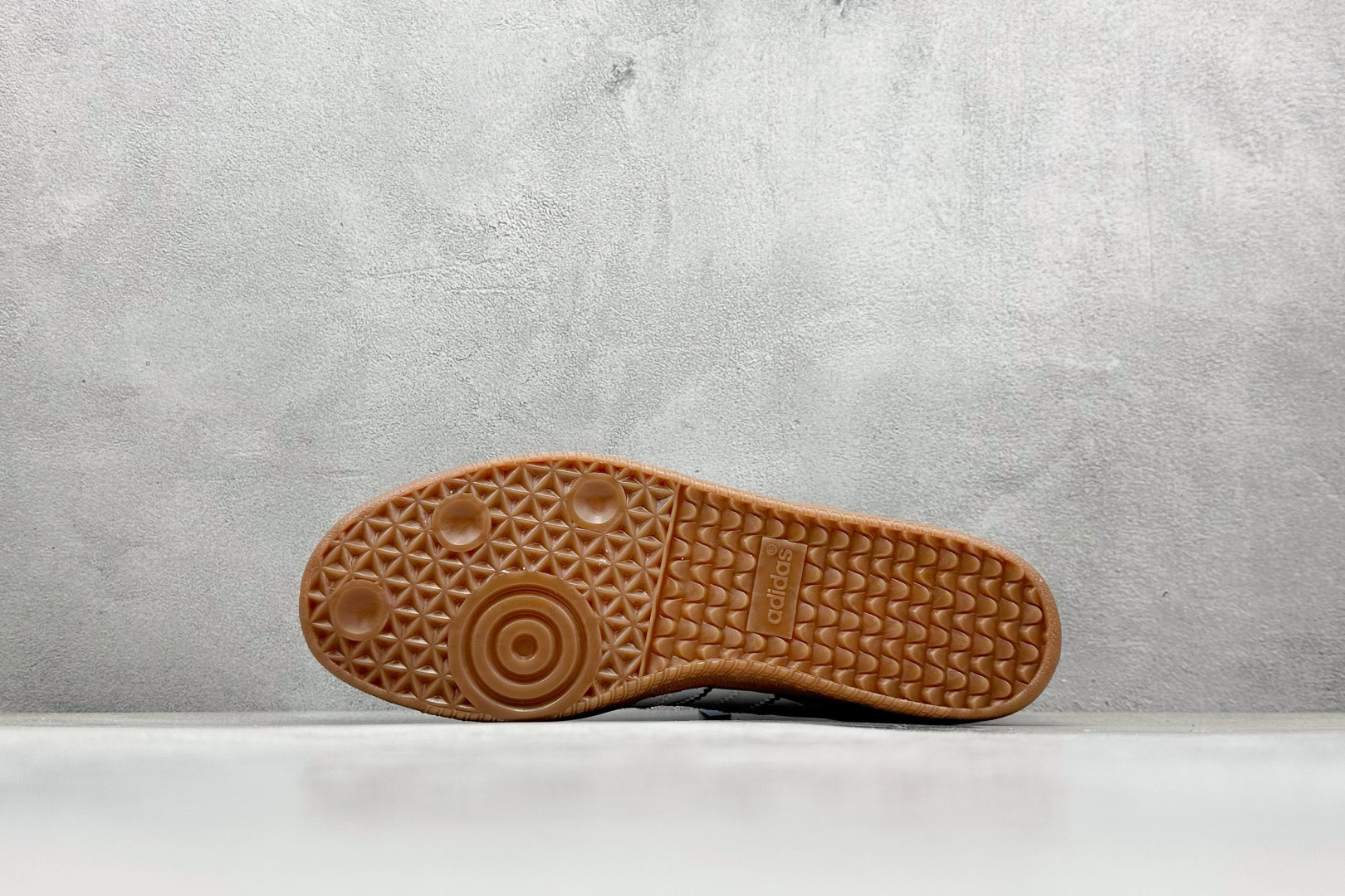 图片[4]-YH长青福利  AD Original Samba OG 复古经典轻便板鞋 带有装饰的超锁缝制和无缝的手感 柔软、柔软的皮革造型和标志性的3条纹完成了精致的外观 正规合身鞋带 鞋面上有绒面鞋垫 橡胶鞋底 享受正畸套筒软感 自50年代首次亮相以来就一直在赢得粉丝的青睐！ 货号：JI2044-选品中心