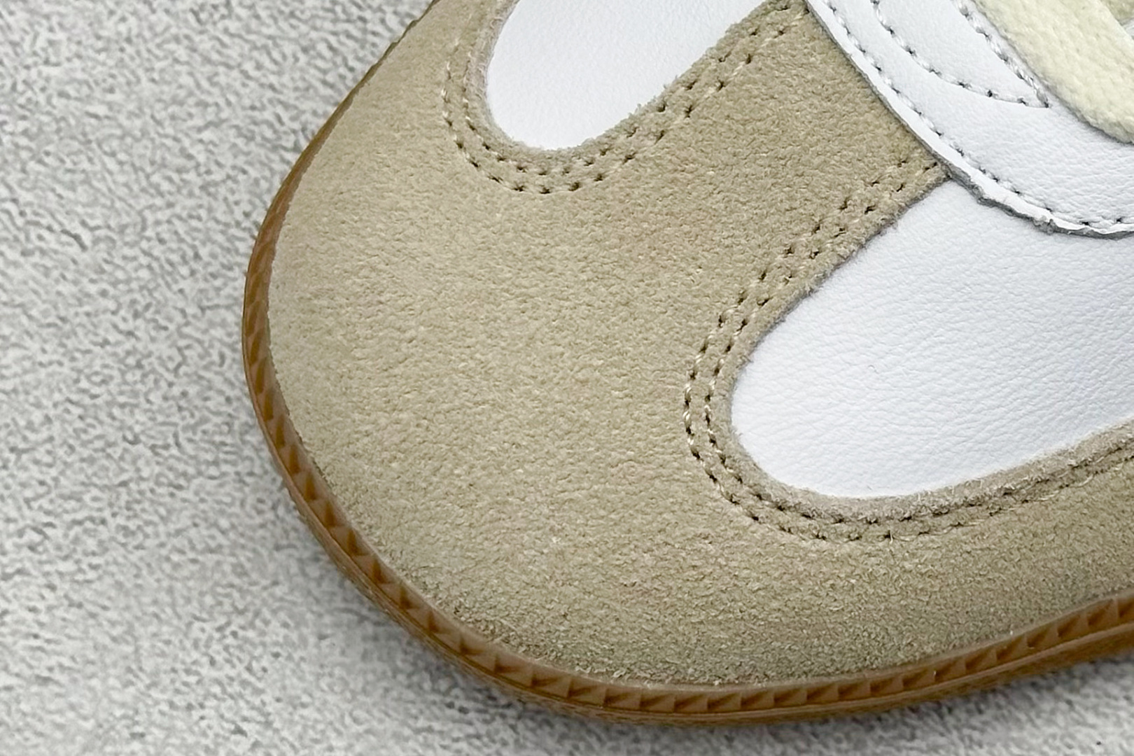 图片[7]-YH长青福利  AD Original Samba OG 复古经典轻便板鞋 带有装饰的超锁缝制和无缝的手感 柔软、柔软的皮革造型和标志性的3条纹完成了精致的外观 正规合身鞋带 鞋面上有绒面鞋垫 橡胶鞋底 享受正畸套筒软感 自50年代首次亮相以来就一直在赢得粉丝的青睐！ 货号：HQ6075-选品中心