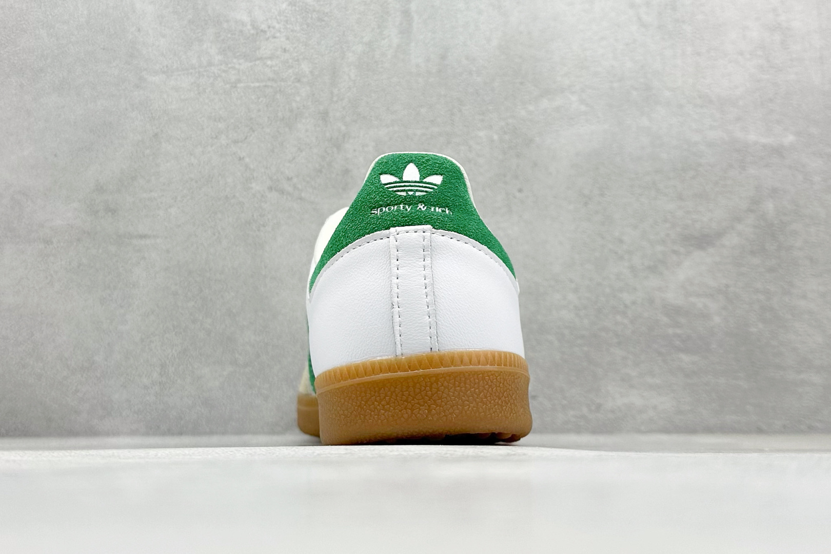 图片[6]-YH长青福利  AD Original Samba OG 复古经典轻便板鞋 带有装饰的超锁缝制和无缝的手感 柔软、柔软的皮革造型和标志性的3条纹完成了精致的外观 正规合身鞋带 鞋面上有绒面鞋垫 橡胶鞋底 享受正畸套筒软感 自50年代首次亮相以来就一直在赢得粉丝的青睐！ 货号：HQ6075-选品中心