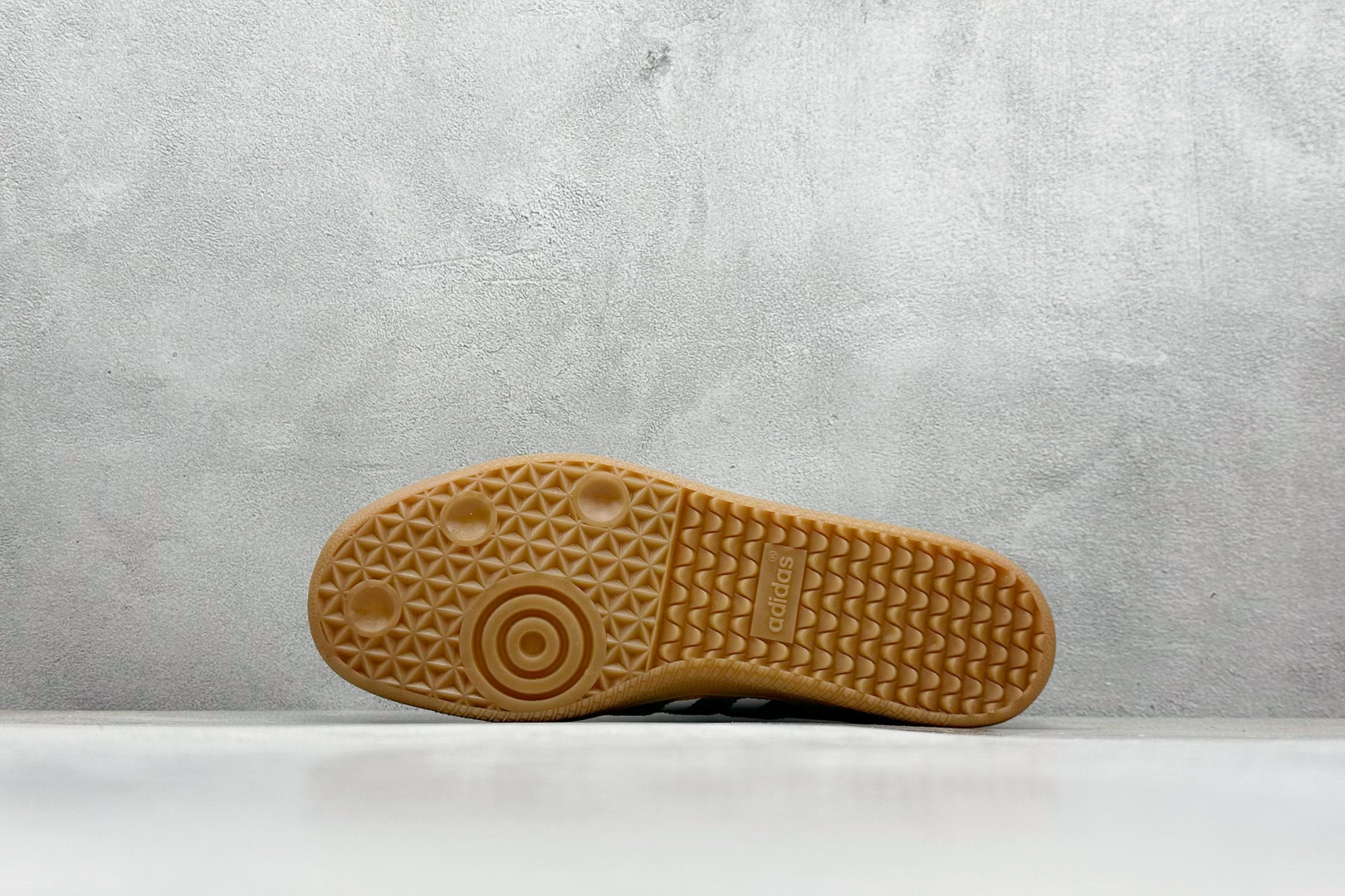 图片[4]-YH长青福利  AD Original Samba OG 复古经典轻便板鞋 带有装饰的超锁缝制和无缝的手感 柔软、柔软的皮革造型和标志性的3条纹完成了精致的外观 正规合身鞋带 鞋面上有绒面鞋垫 橡胶鞋底 享受正畸套筒软感 自50年代首次亮相以来就一直在赢得粉丝的青睐！ 货号：HQ6075-选品中心