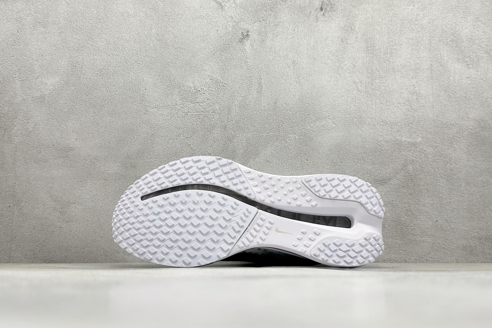 图片[4]-Nike Air Zoom Pegasus Premium 耐克网面全掌气垫缓震跑鞋  #全掌可见的Air Zoom首次在Pegasus系列中出现，模仿了Vaporfly的碳板曲线，增强了跑步时的流畅过渡。  货号：HQ2592-102 尺码：36-45-选品中心