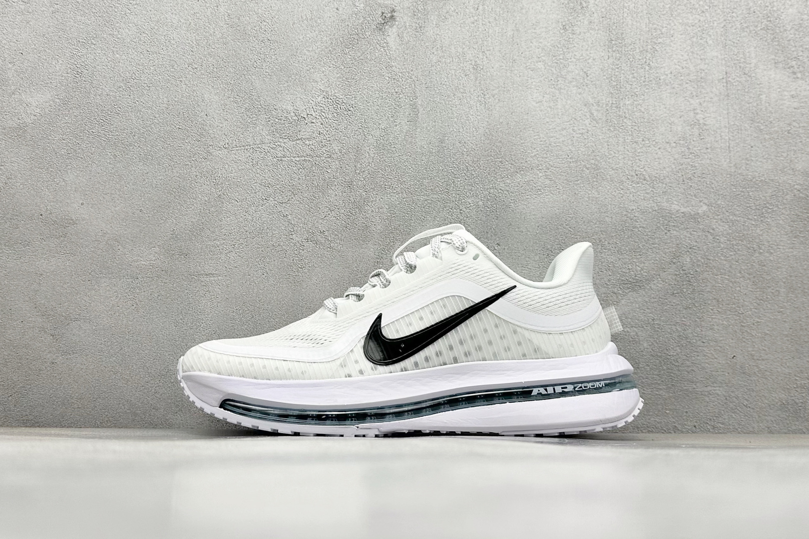 Nike Air Zoom Pegasus Premium 耐克网面全掌气垫缓震跑鞋  #全掌可见的Air Zoom首次在Pegasus系列中出现，模仿了Vaporfly的碳板曲线，增强了跑步时的流畅过渡。  货号：HQ2592-102 尺码：36-45-选品中心